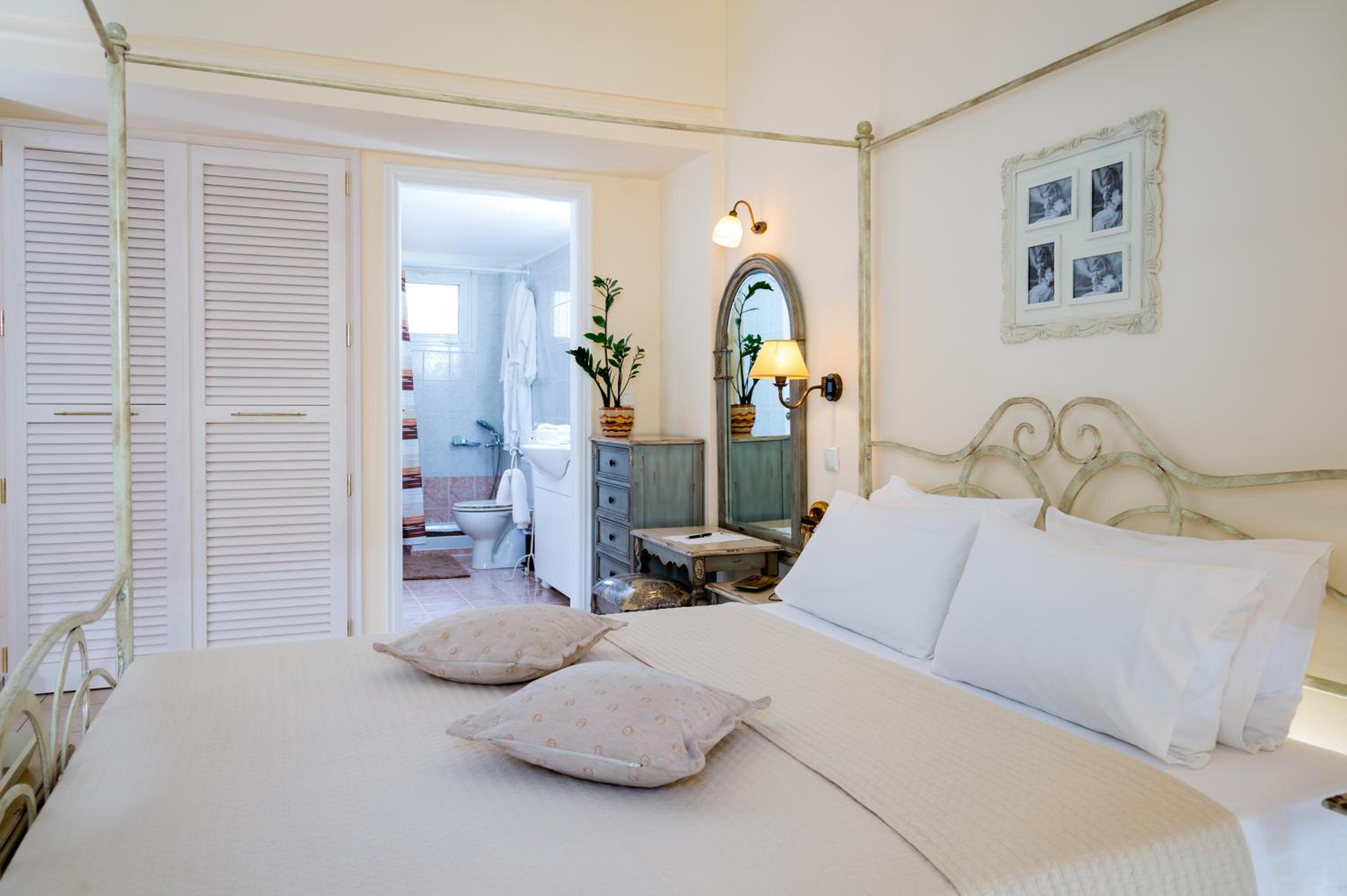 Superior Double Room (Double Bed & Sofa) thumbnail 5