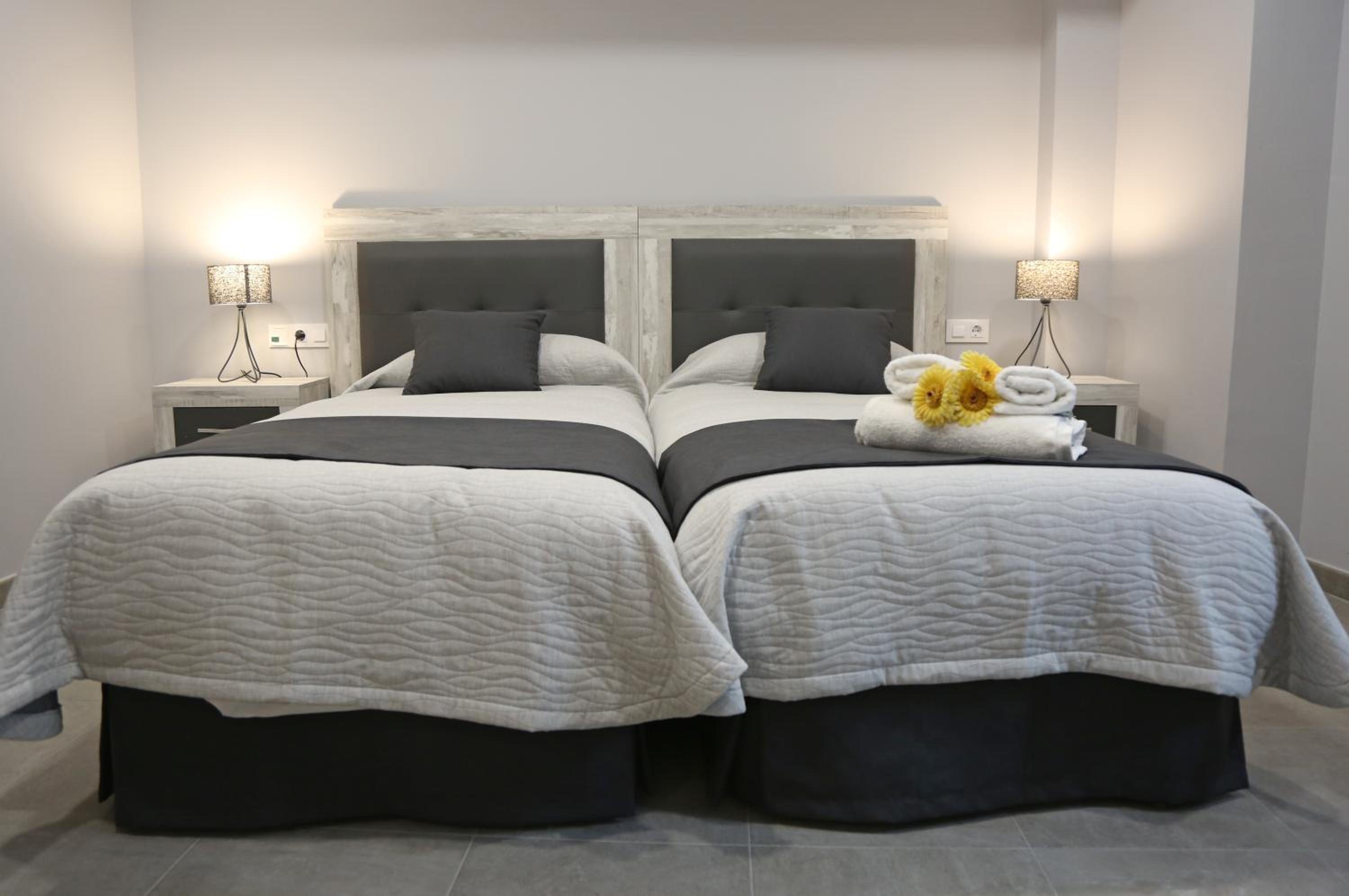 Double or Twin Room with Private Bathroom - Photo 2