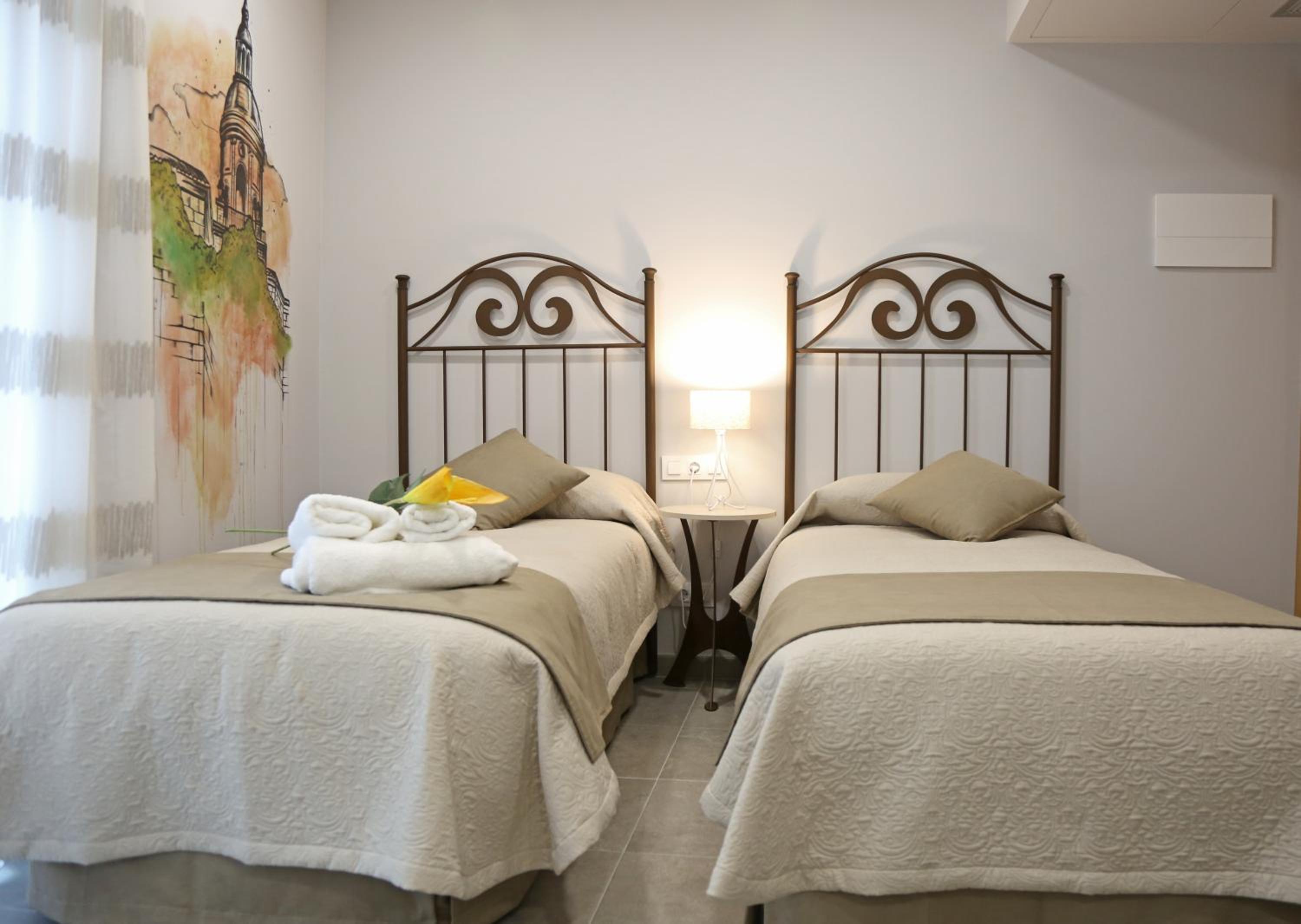 Twin Room with Private Bathroom - Photo 3