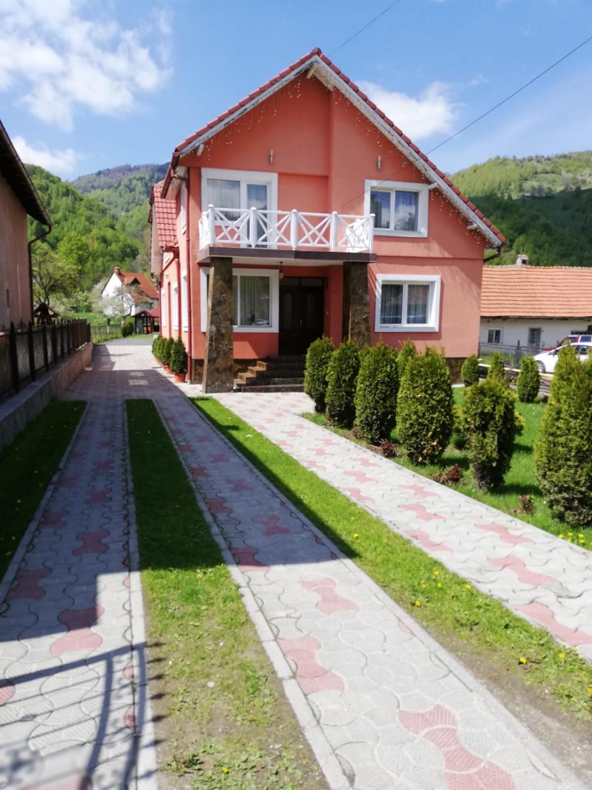 Seven-Bedroom House - Photo 33