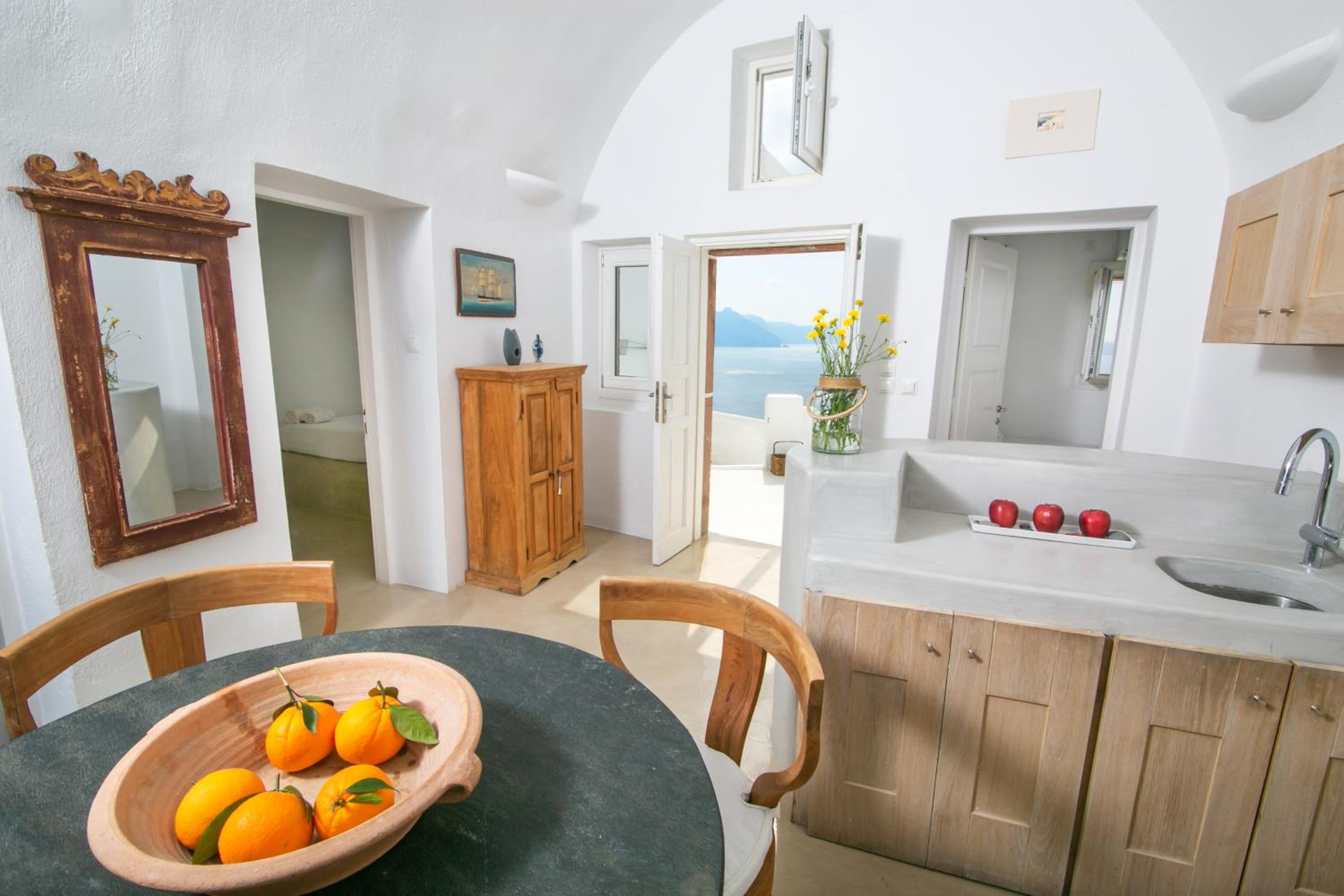 Two-Bedroom Cave House with Caldera View photo 3