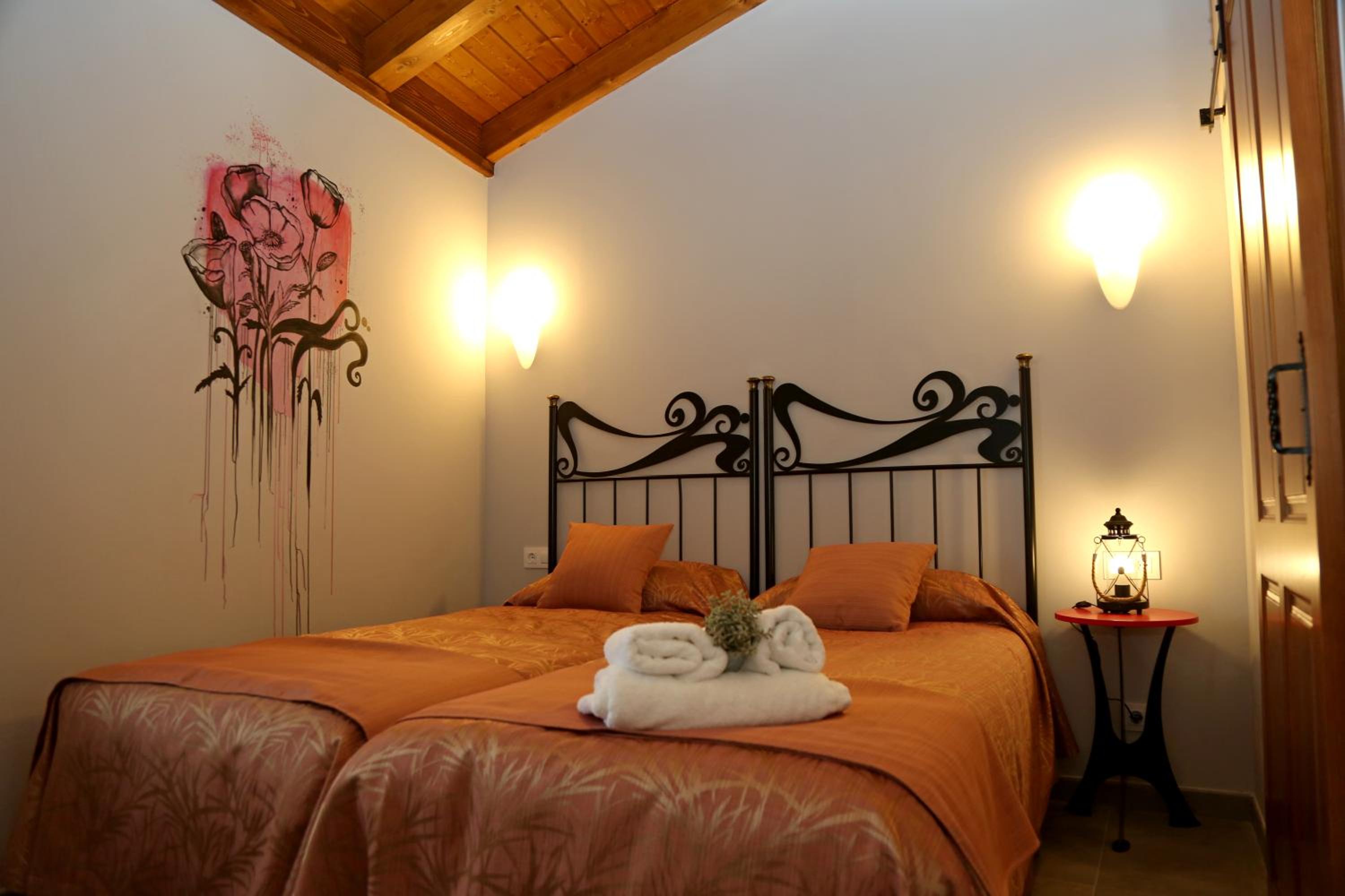 Twin Room with Private Bathroom - Photo 2