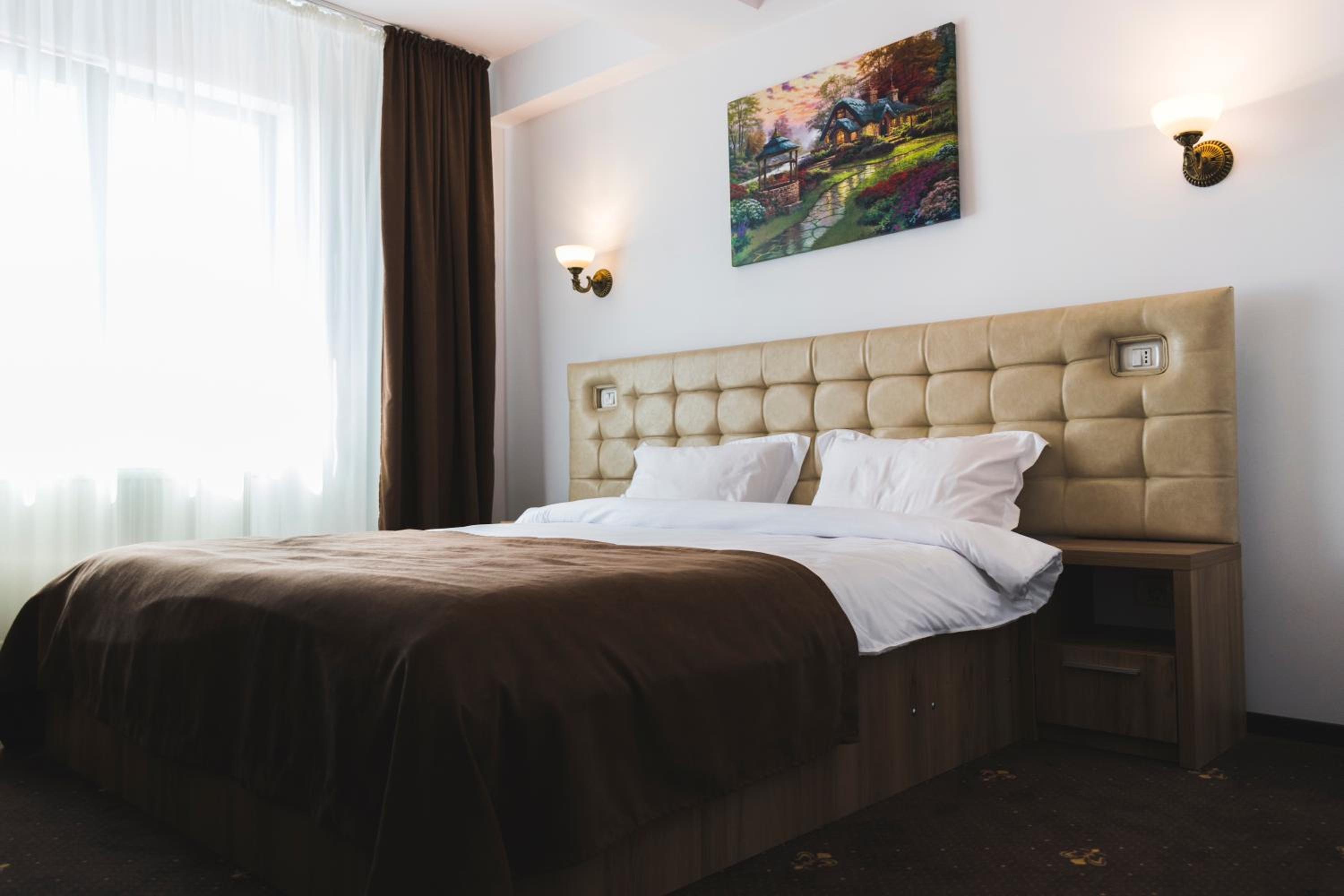King Room with Balcony - Photo 9