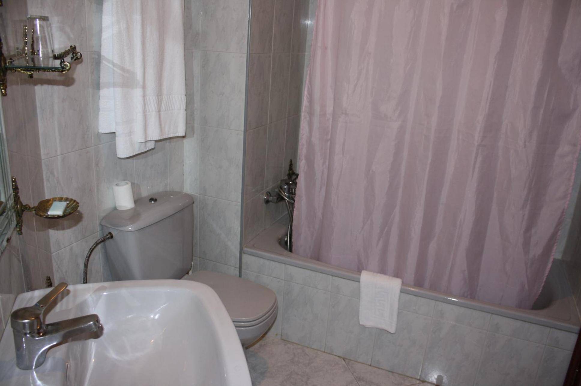 Double or Twin Room - Photo 2