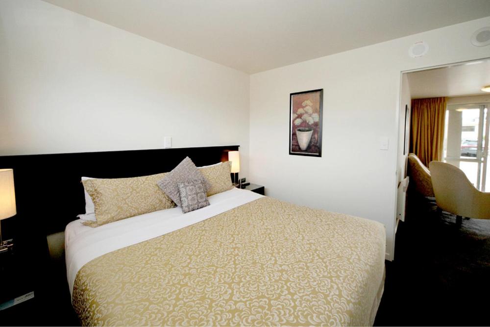One-Bedroom Apartment with Shower - Photo 1