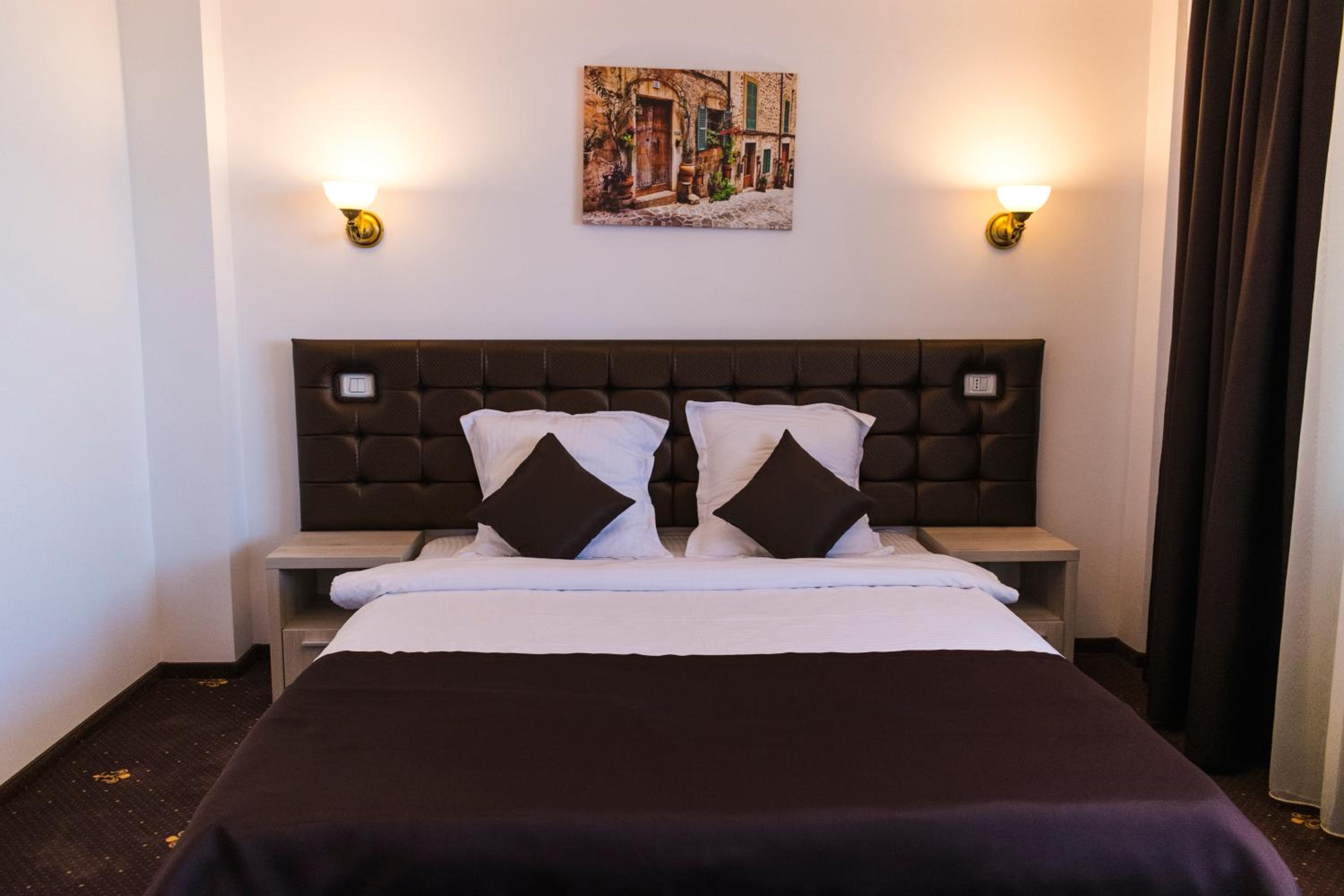 King Room with Balcony - Photo 7