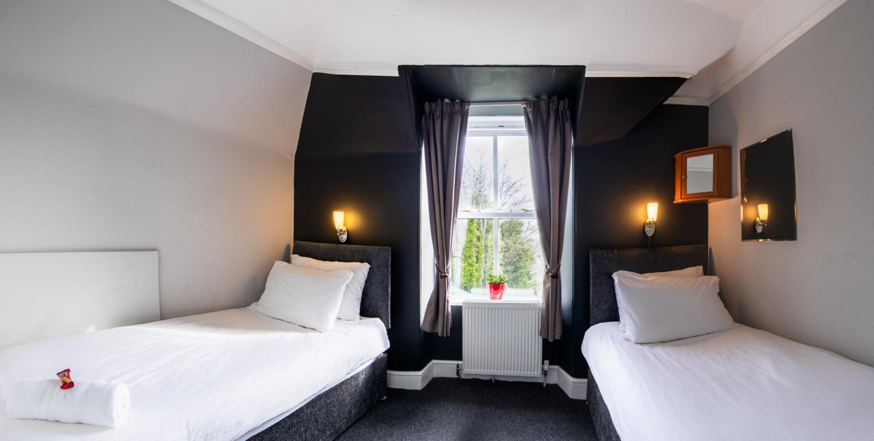 Standard Twin Room with Shared Bathroom photo 2