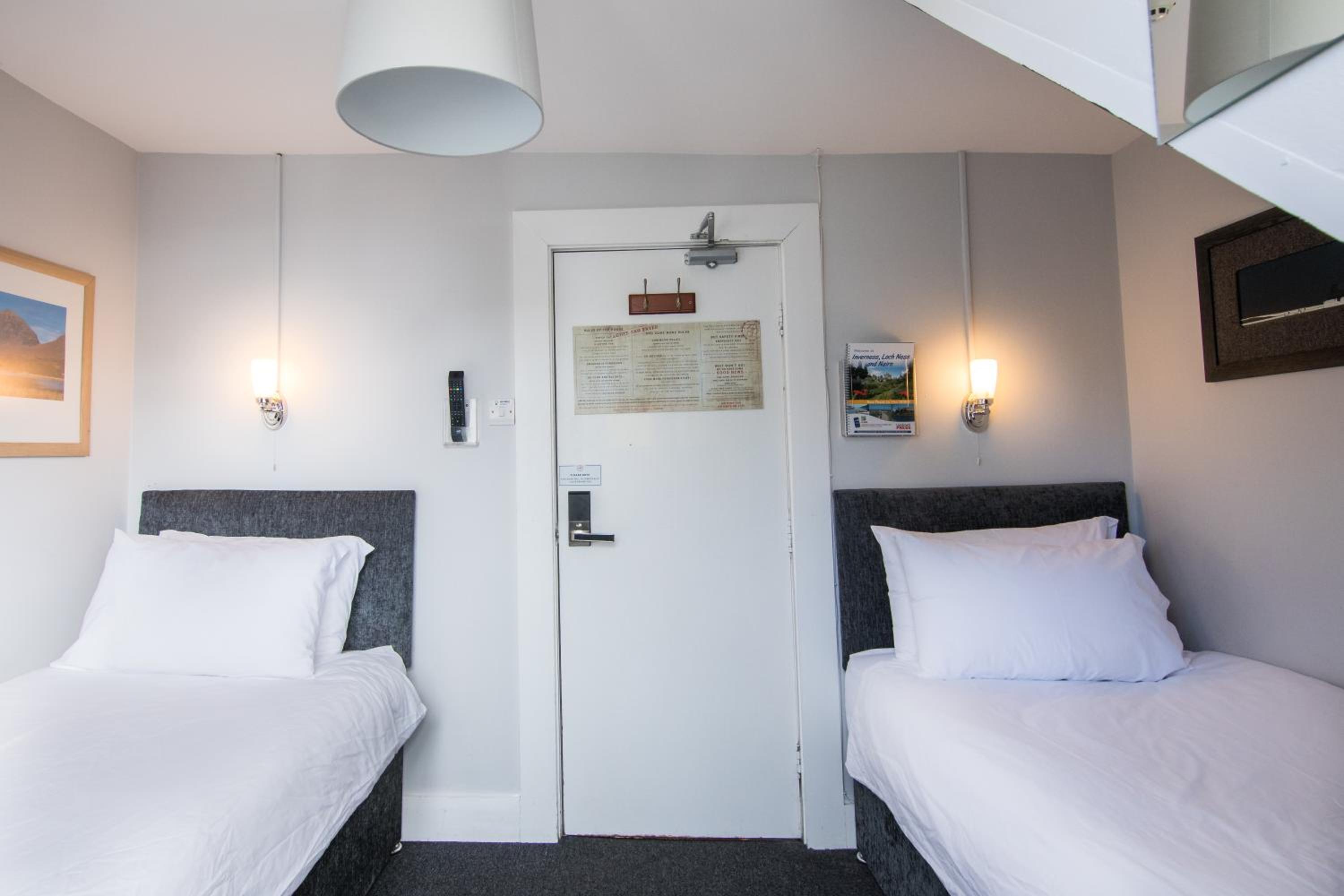Twin Room with Shared Bathroom photo 3