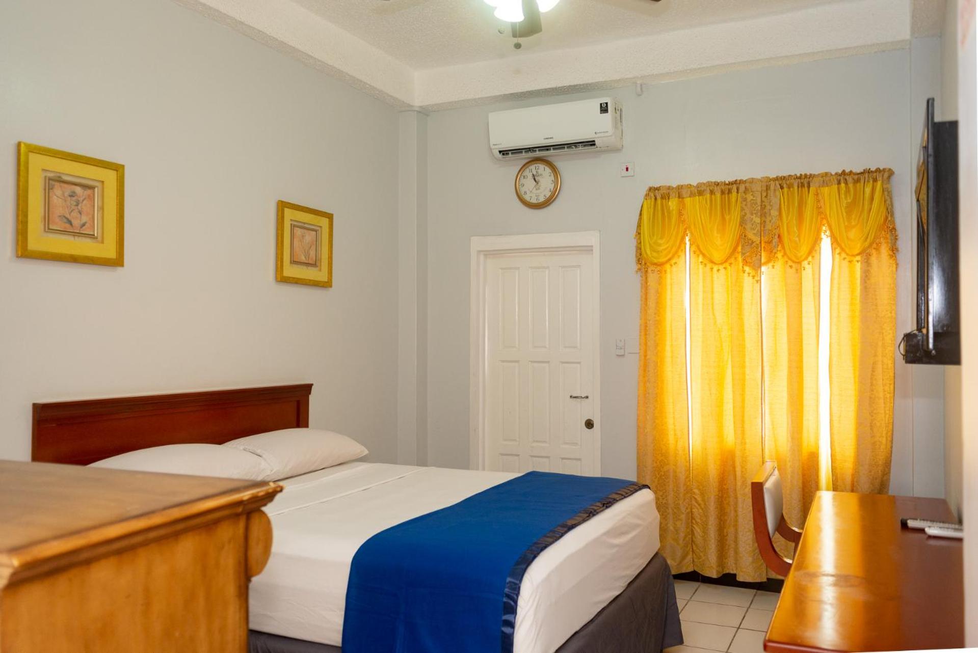 Queen Room photo 1
