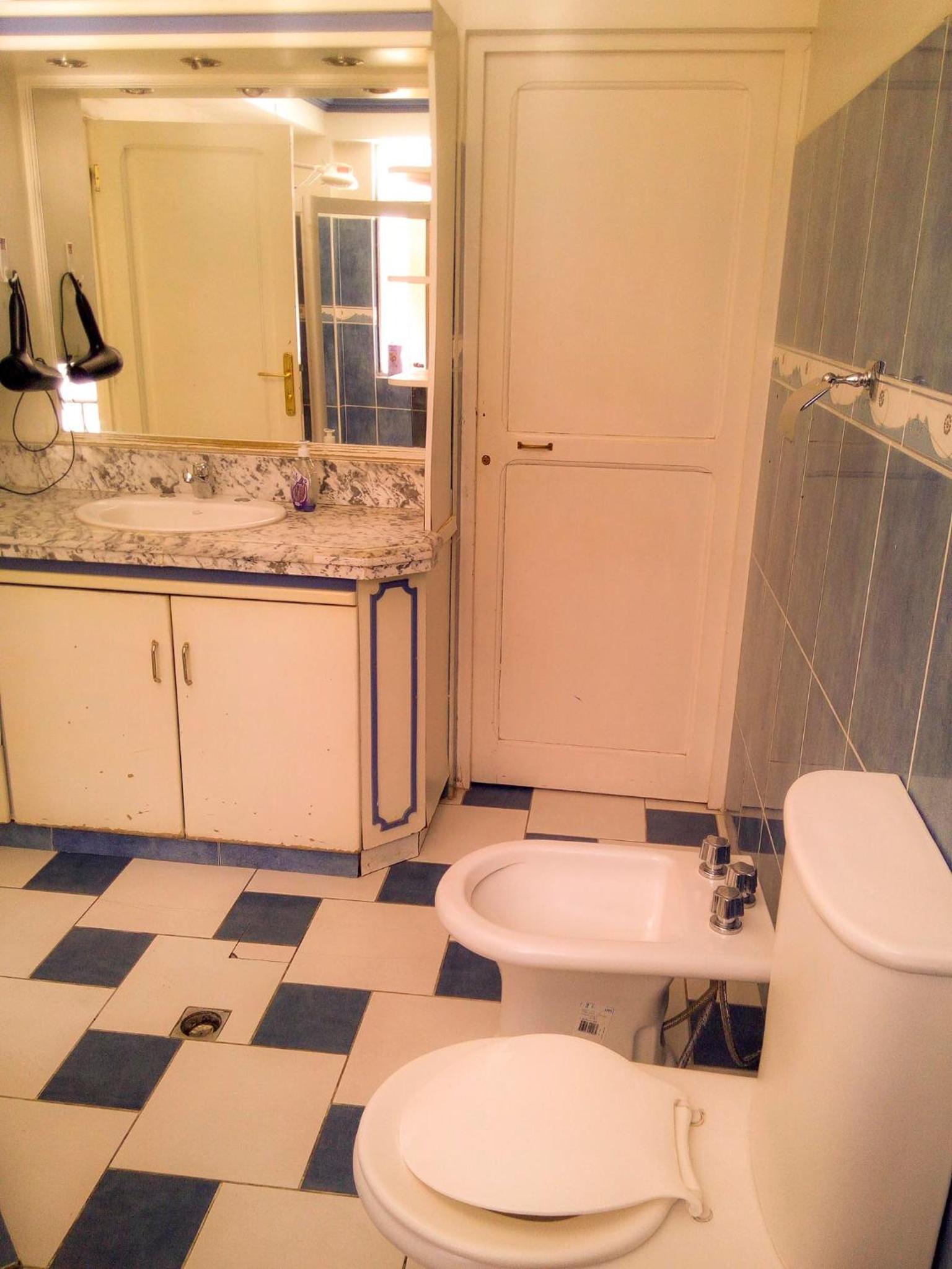 Family Room with Shared Bathroom photo 2