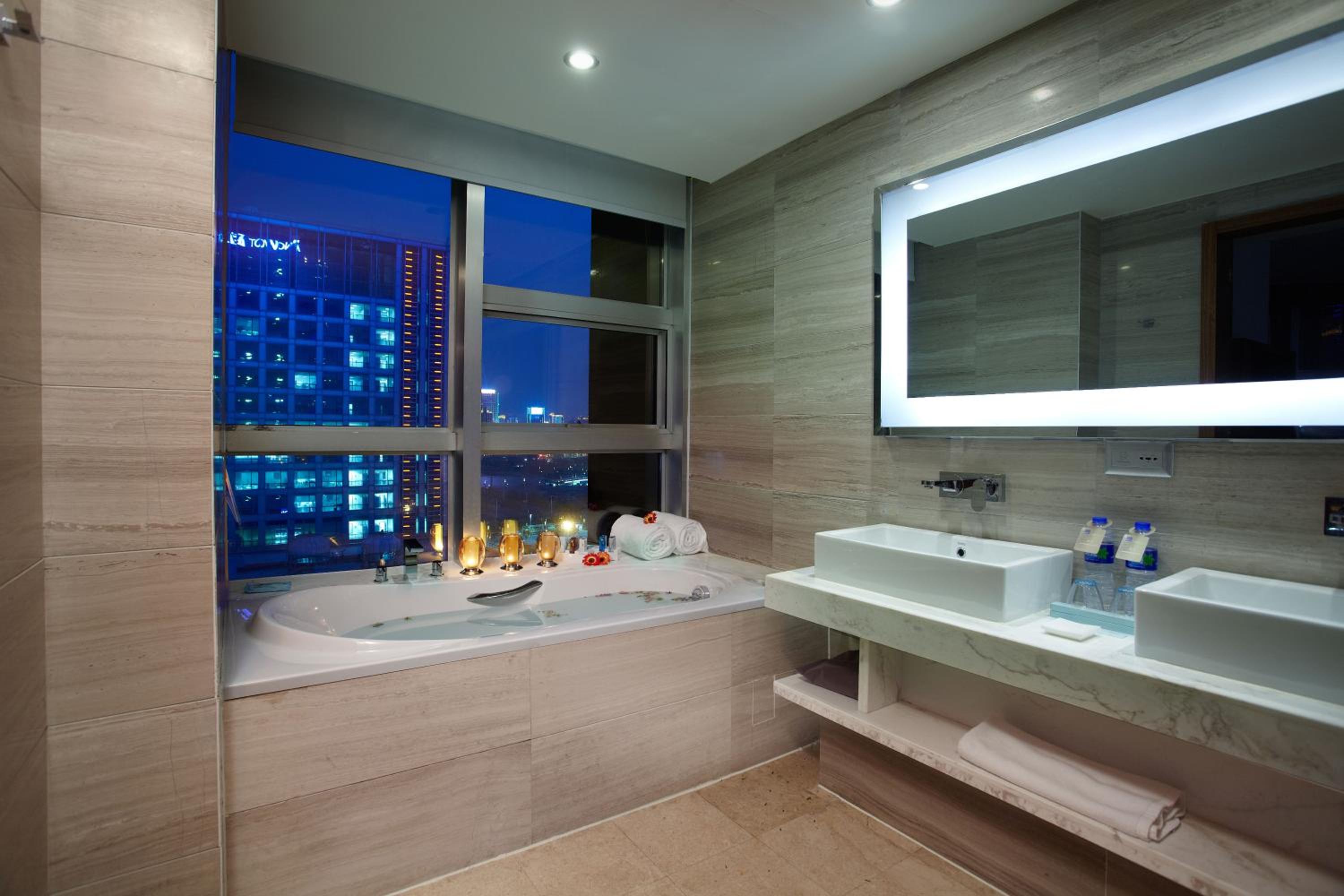 Premier Suite with One Single Bed and City View  - Photo 2