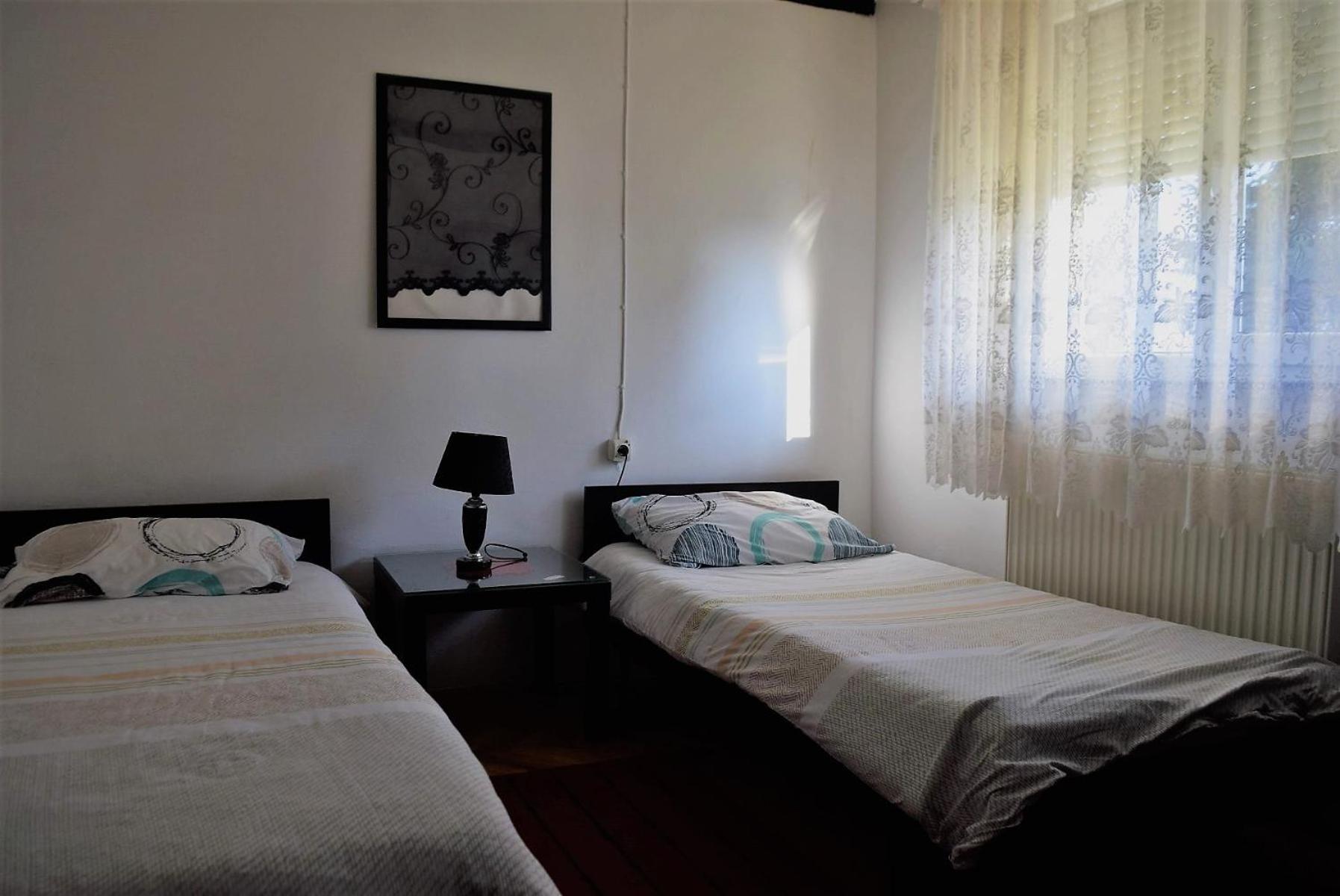 Apartment With Shared Bathroom photo 2