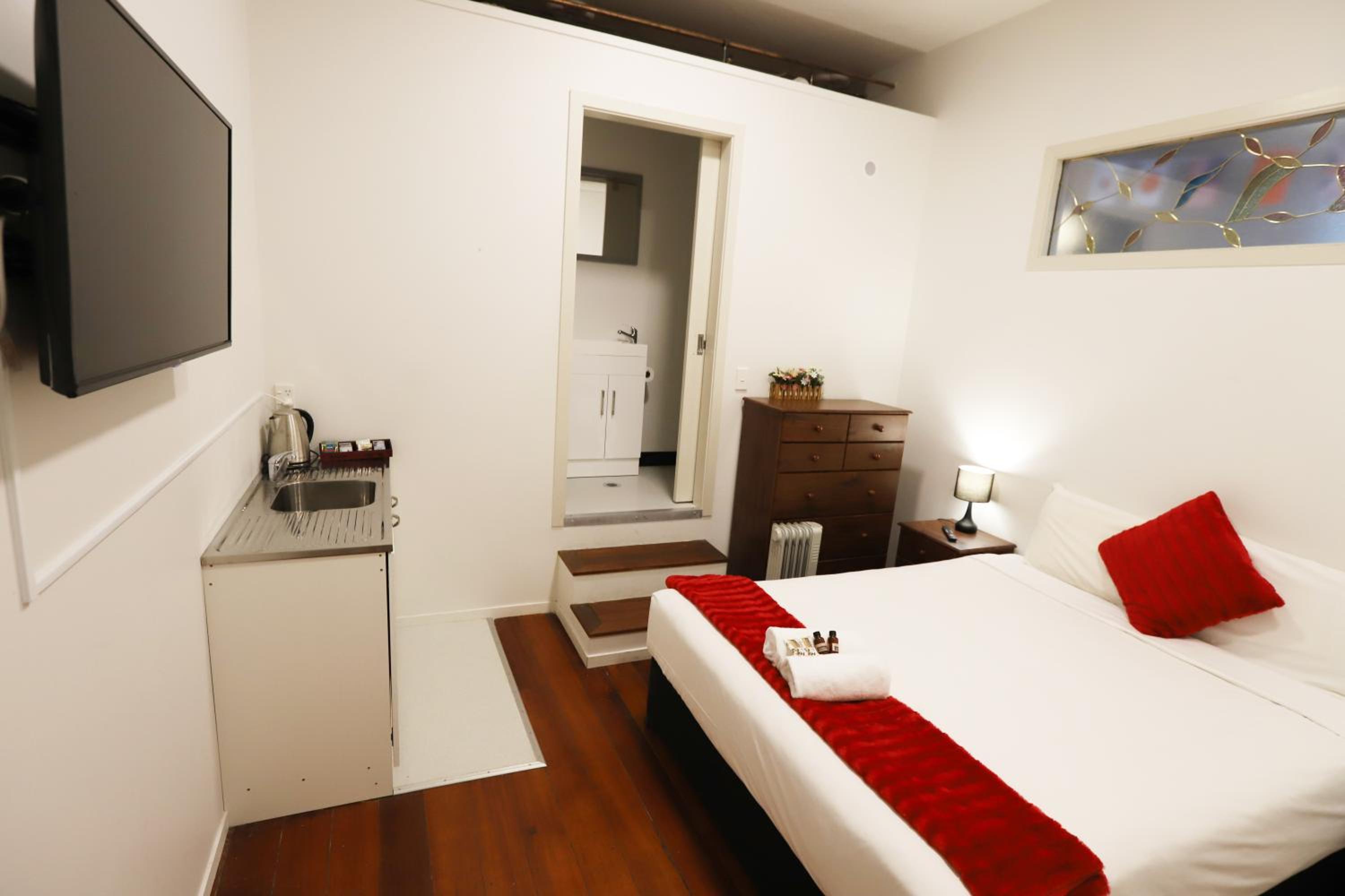 Queen Room with Private Bathroom photo 3