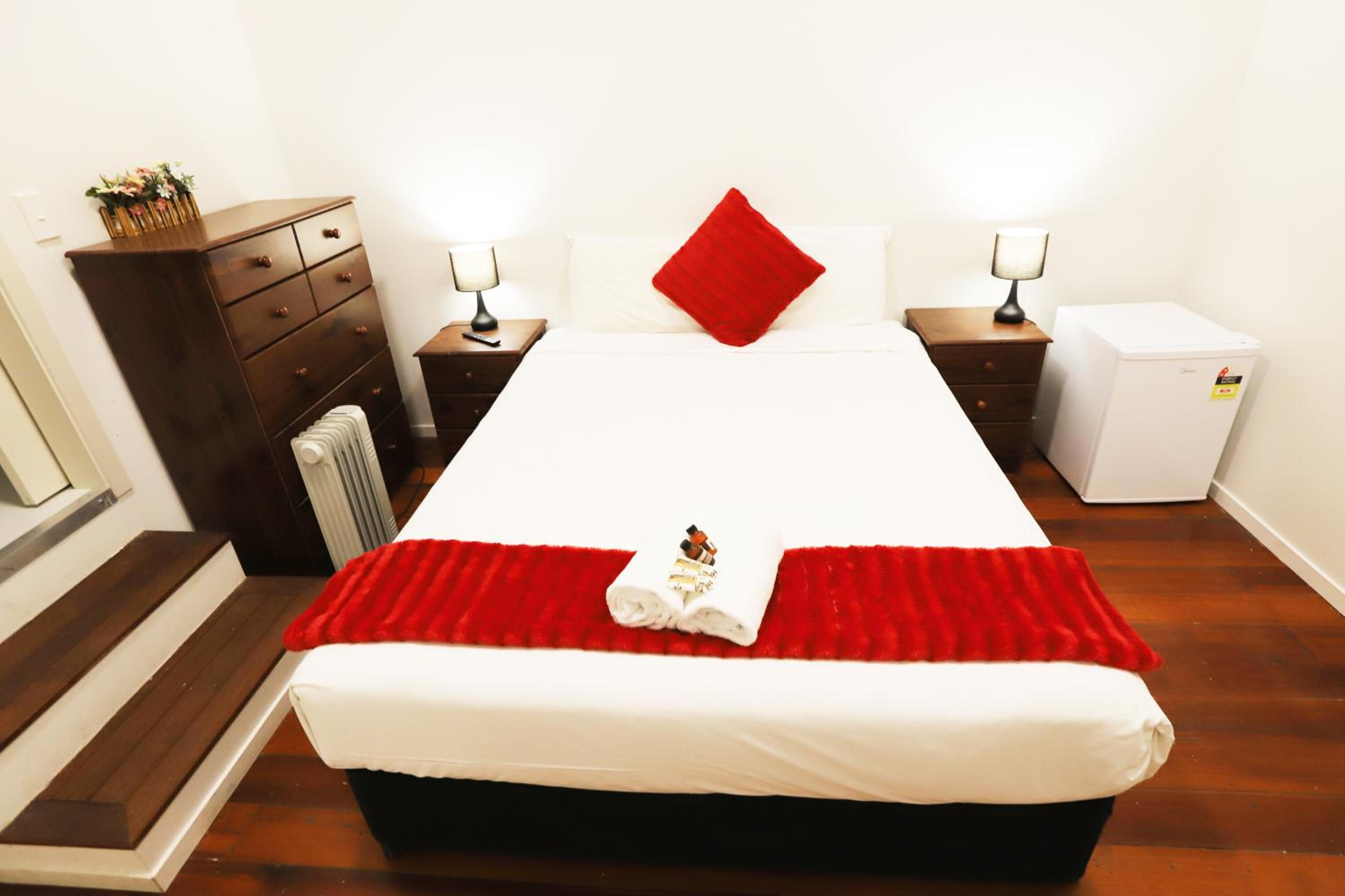Queen Room with Private Bathroom photo 2