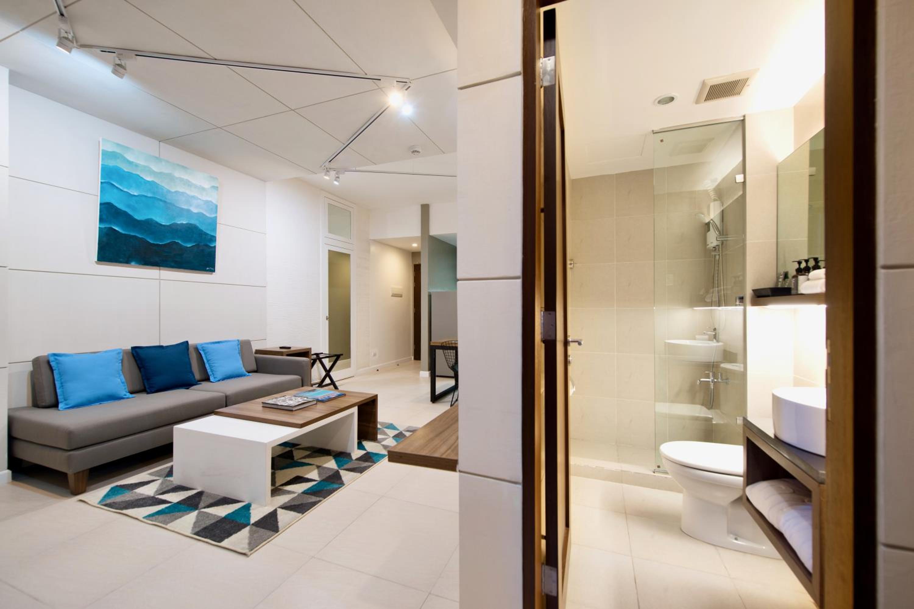 One-Bedroom Suite - Photo 5