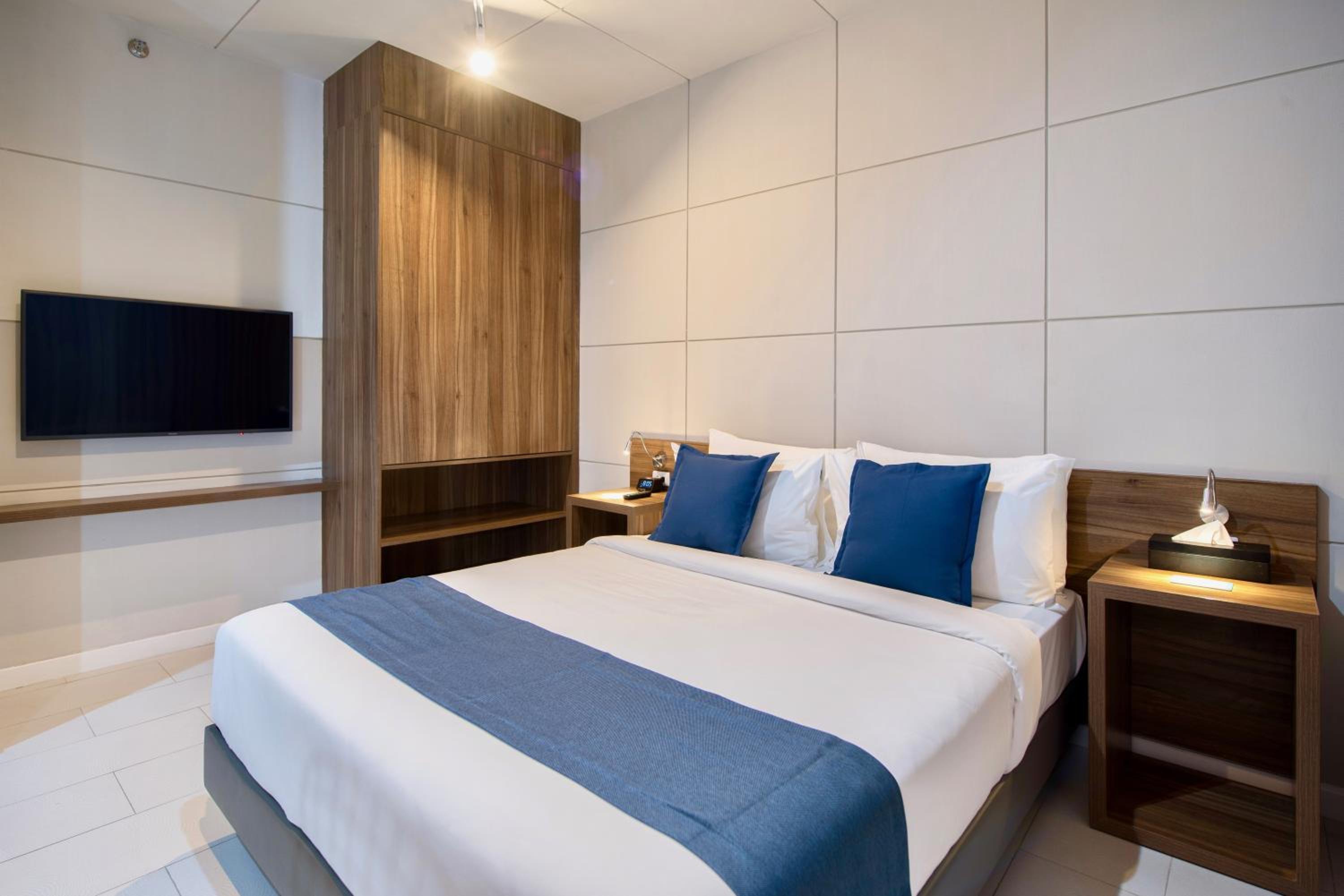 One-Bedroom Suite - Photo 6