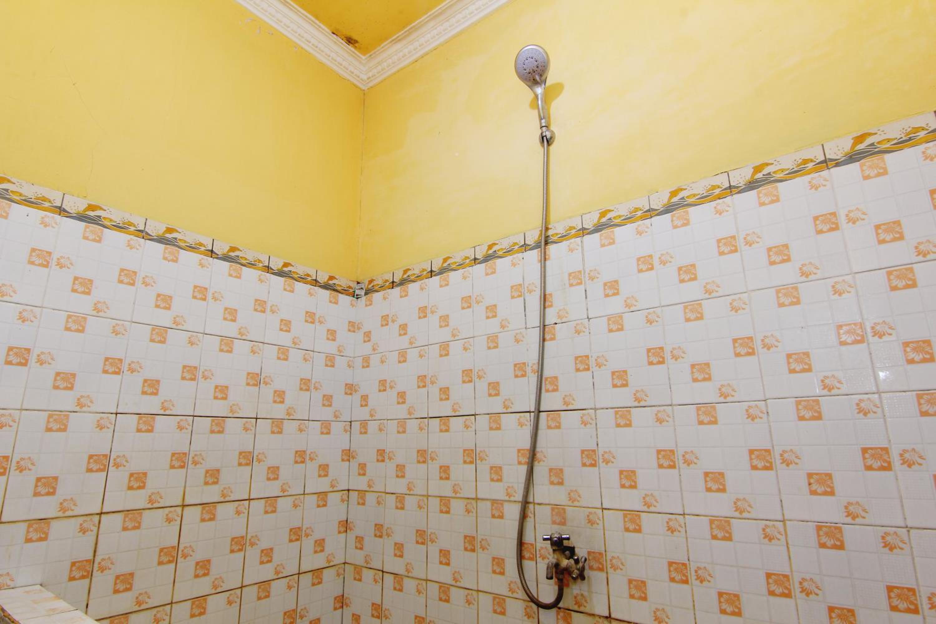 Standard Twin Room with Shared Bathroom photo 2