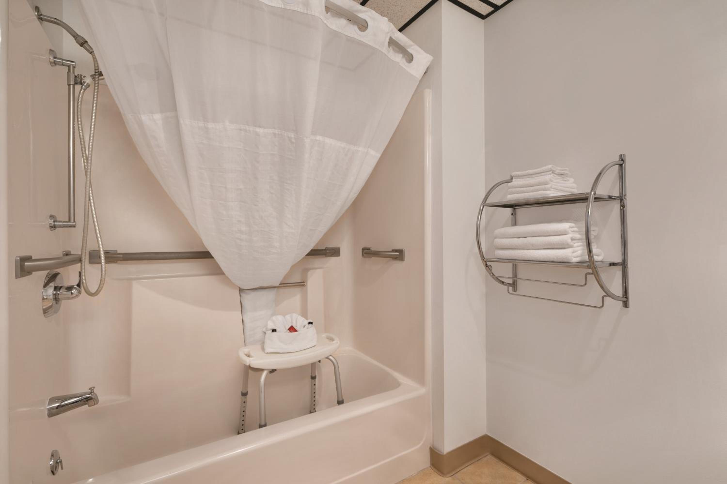 Queen Room - Mobility Access/Non-Smoking - Photo 4