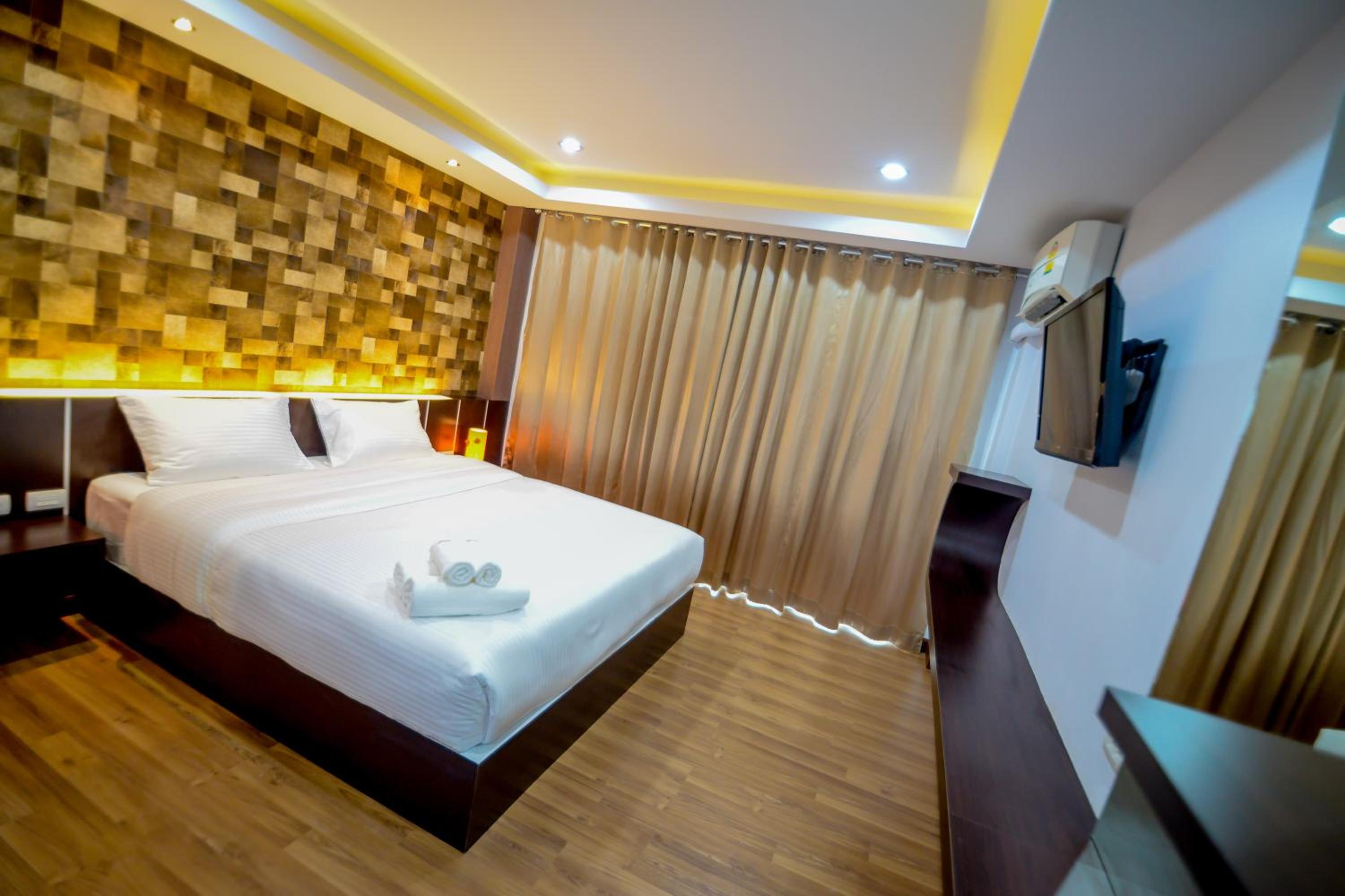 Deluxe Double Room with Balcony photo 2
