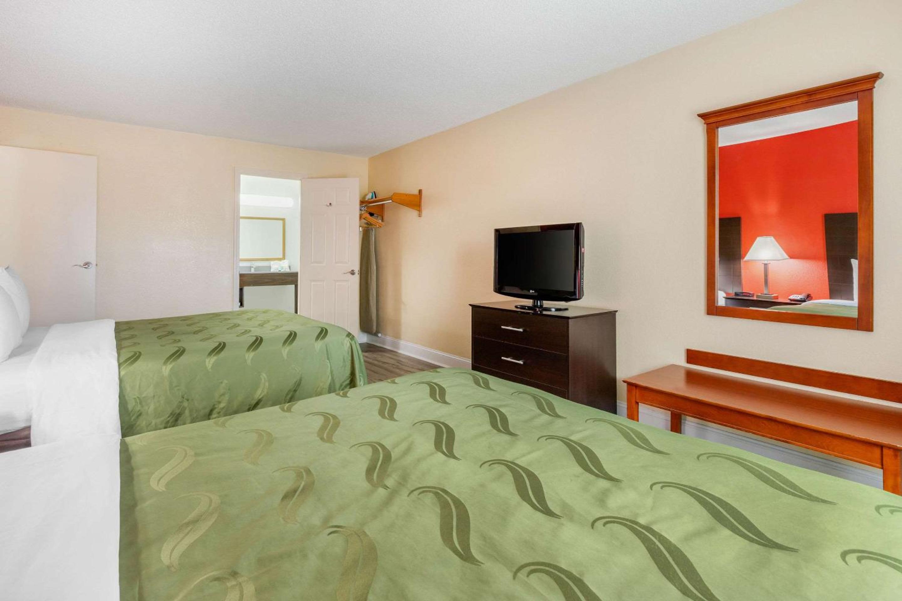 Queen Room with Two Queen Beds - Smoking photo 3