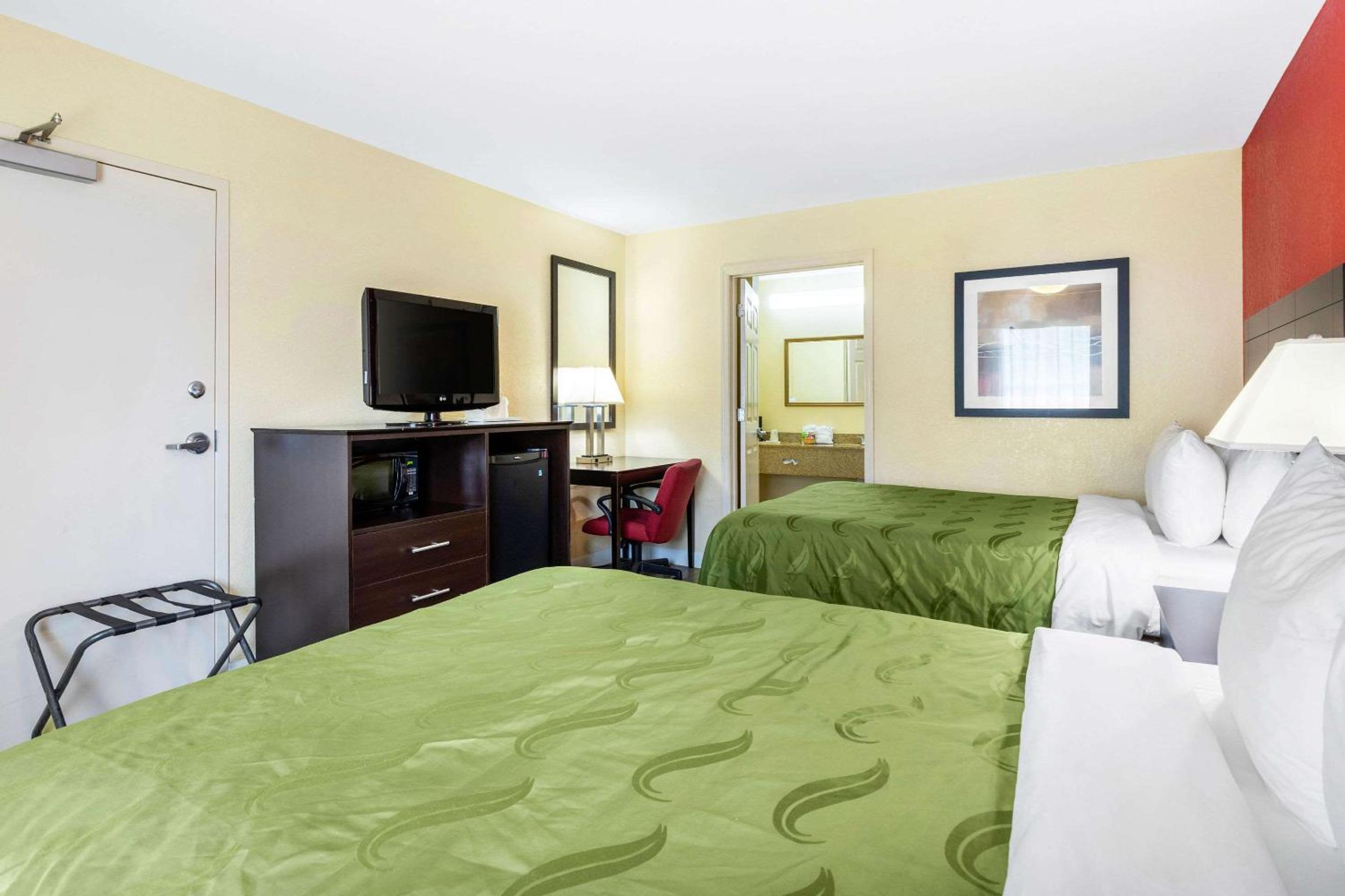 Queen Room with Two Queen Beds - Non-Smoking photo 3