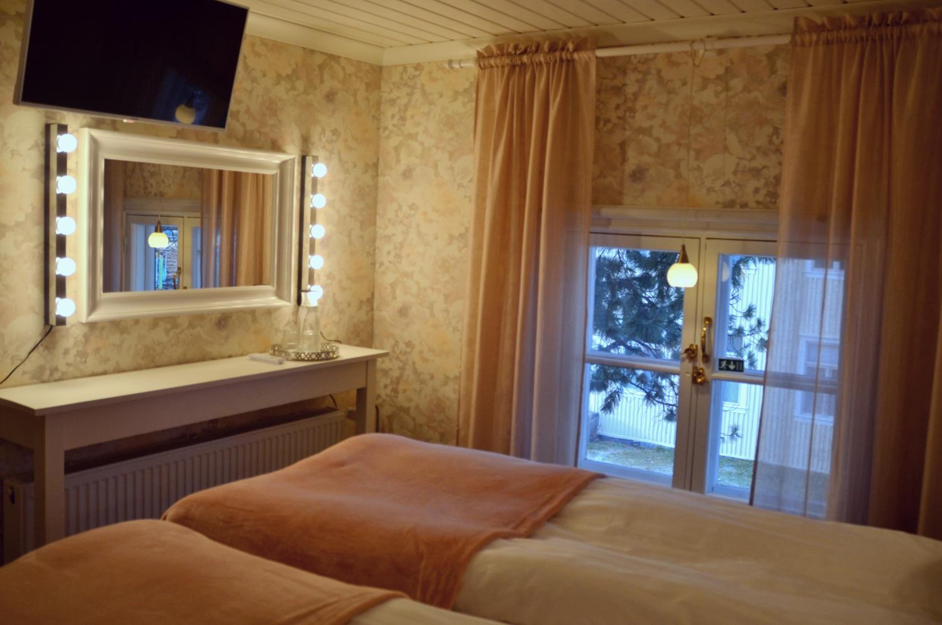 Twin Room with Shared Bathroom photo 2