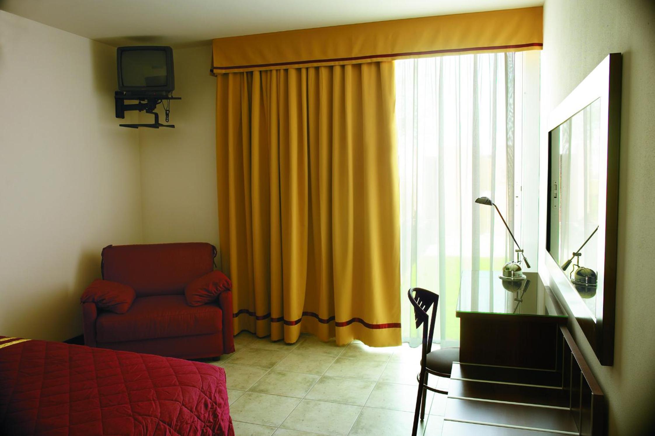 Double or Twin Room with Extra Bed - Photo 3