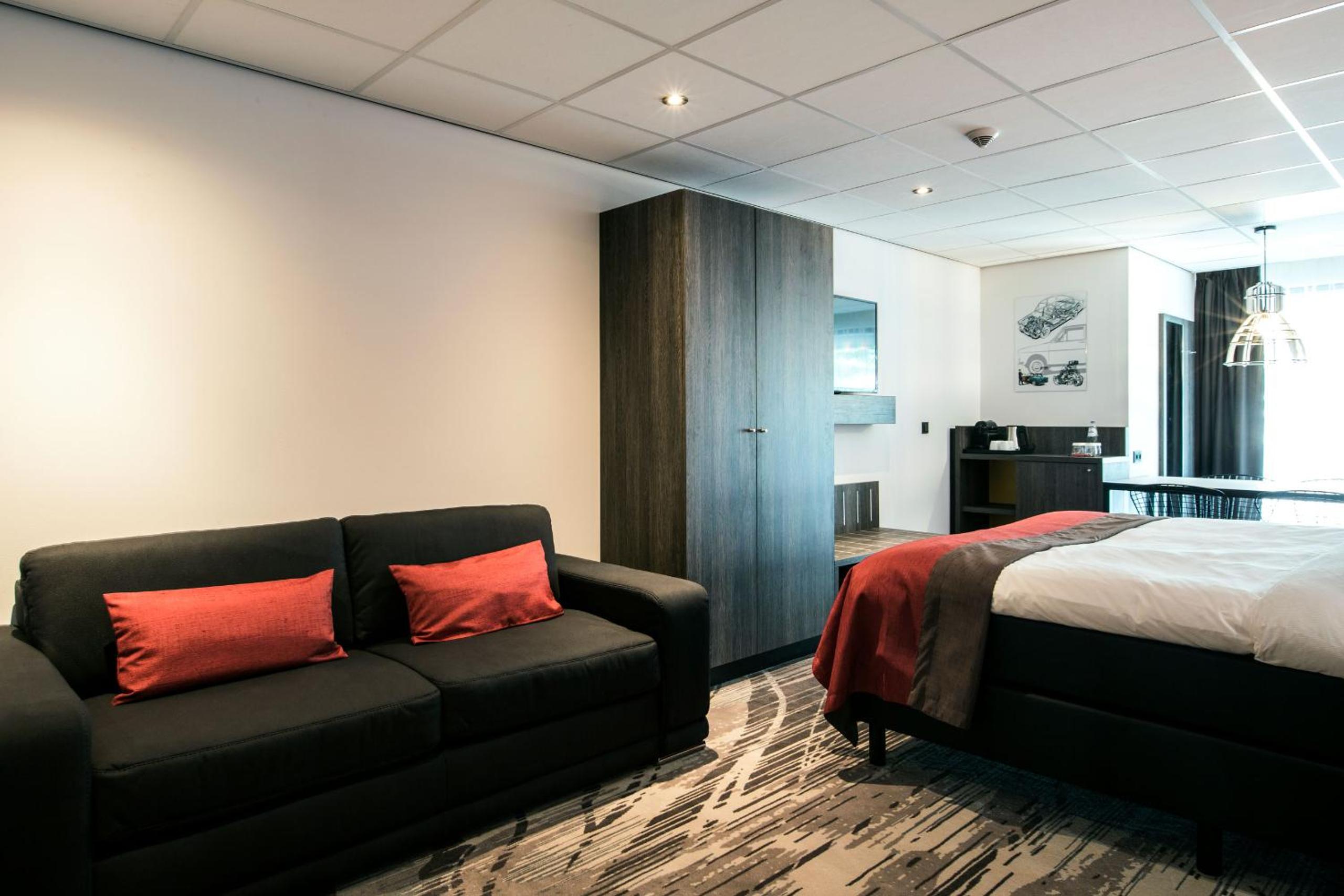 Family Room 2 Double Beds thumbnail 5