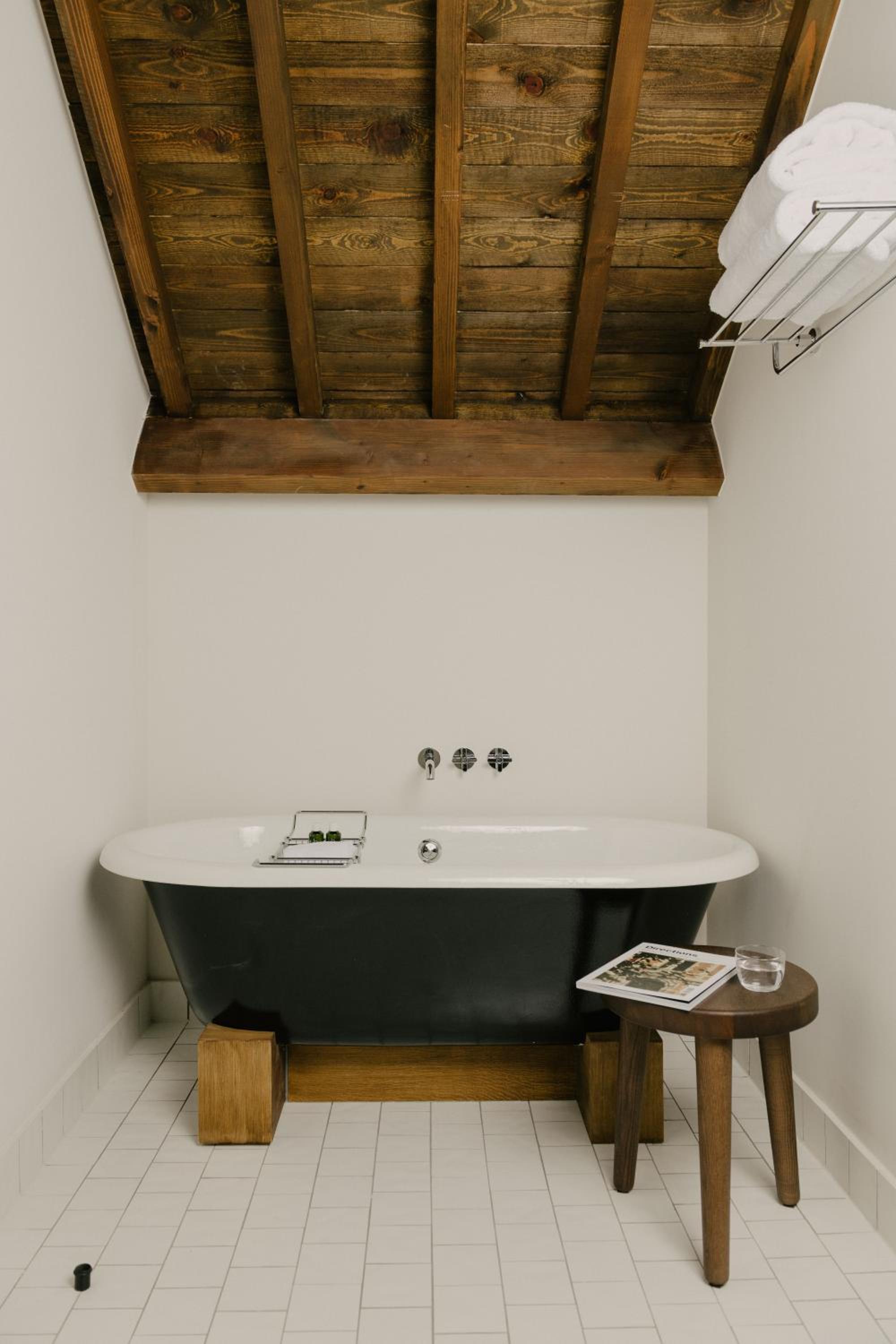 Deluxe Double Room with Bath - Photo 4