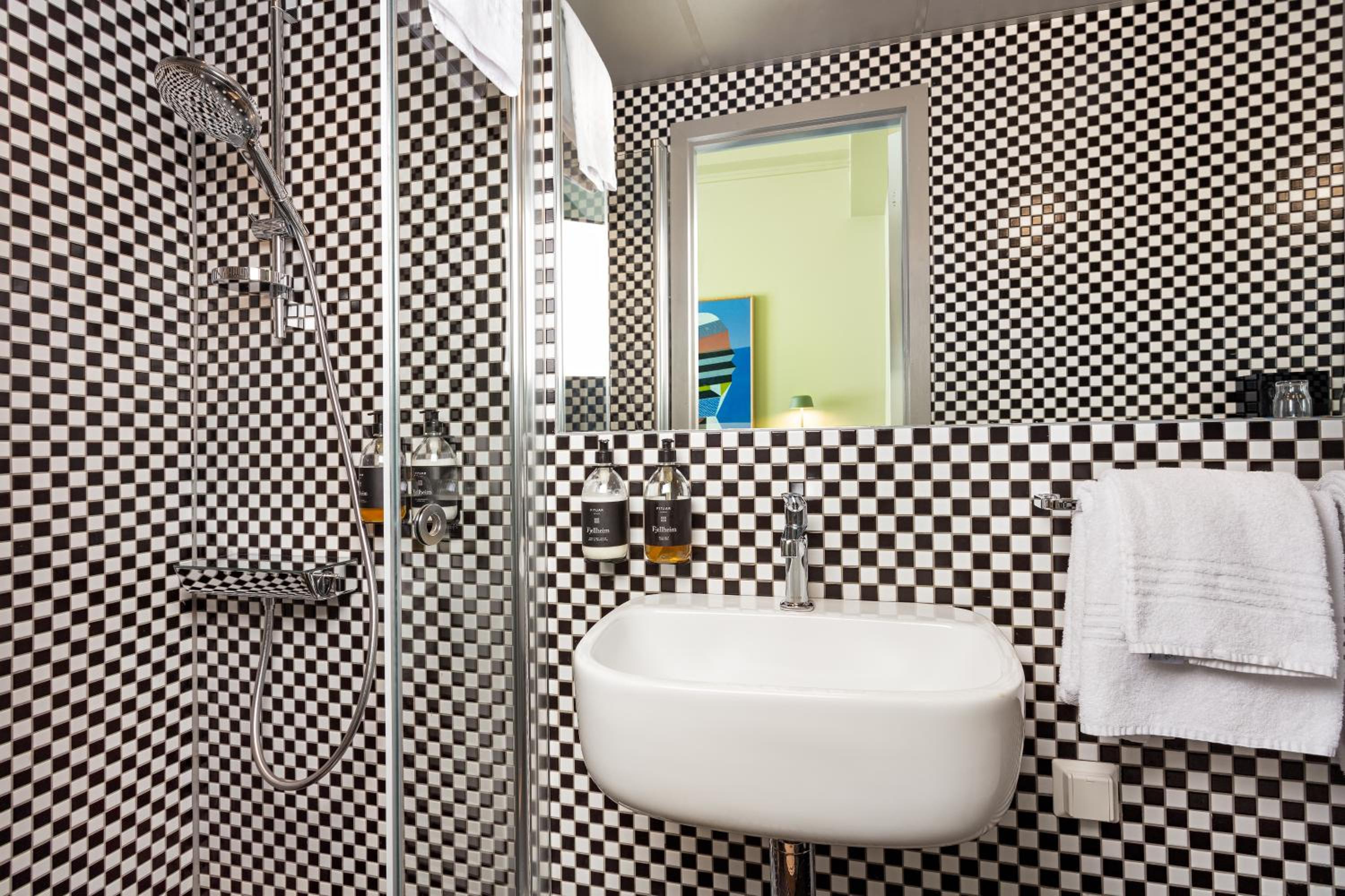 Standard Queen Room - Photo 6
