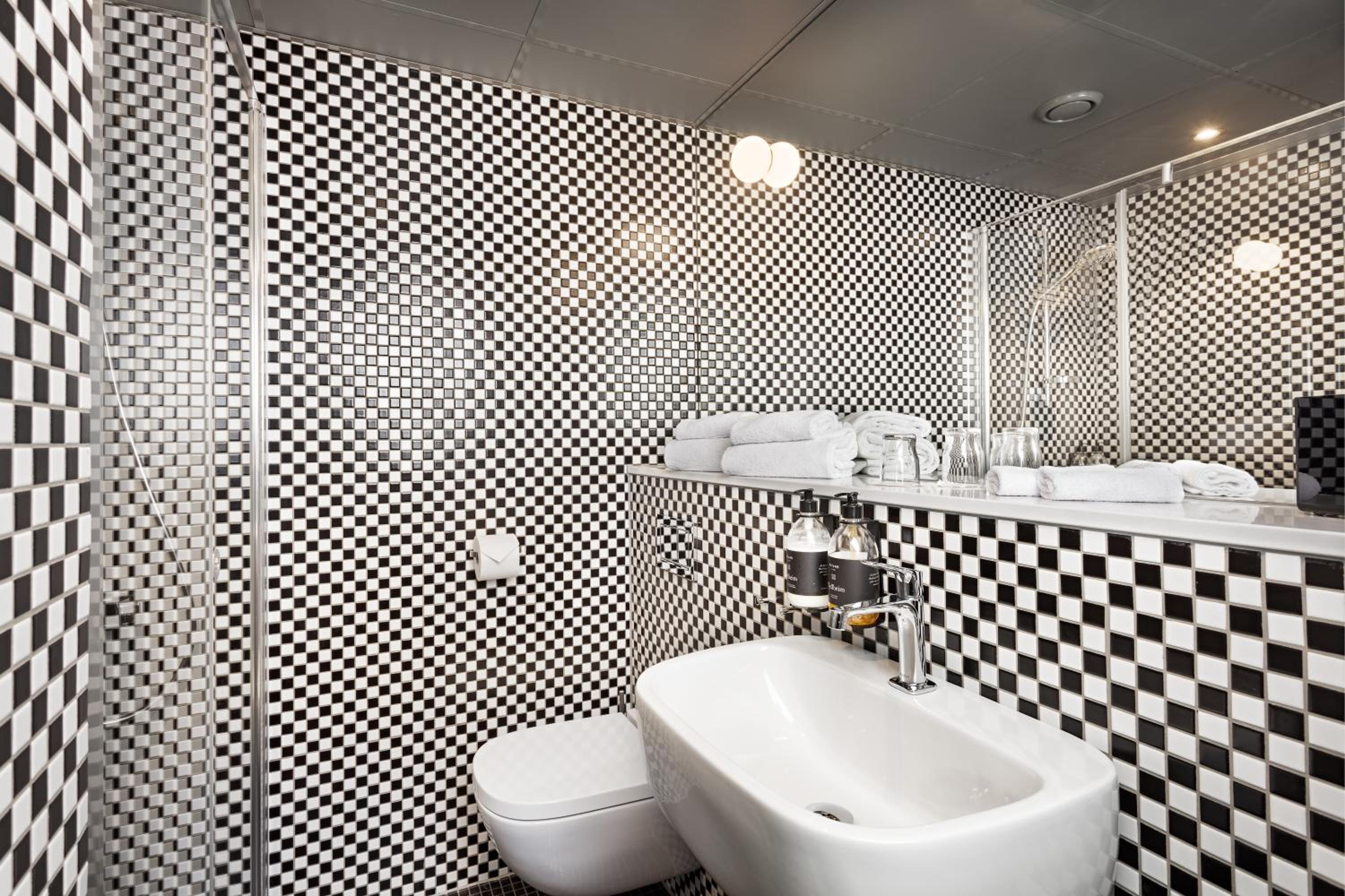 Standard Queen Room - Photo 7