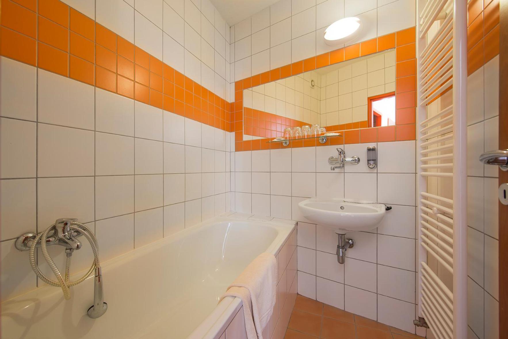 Standard Double Room - Photo 12