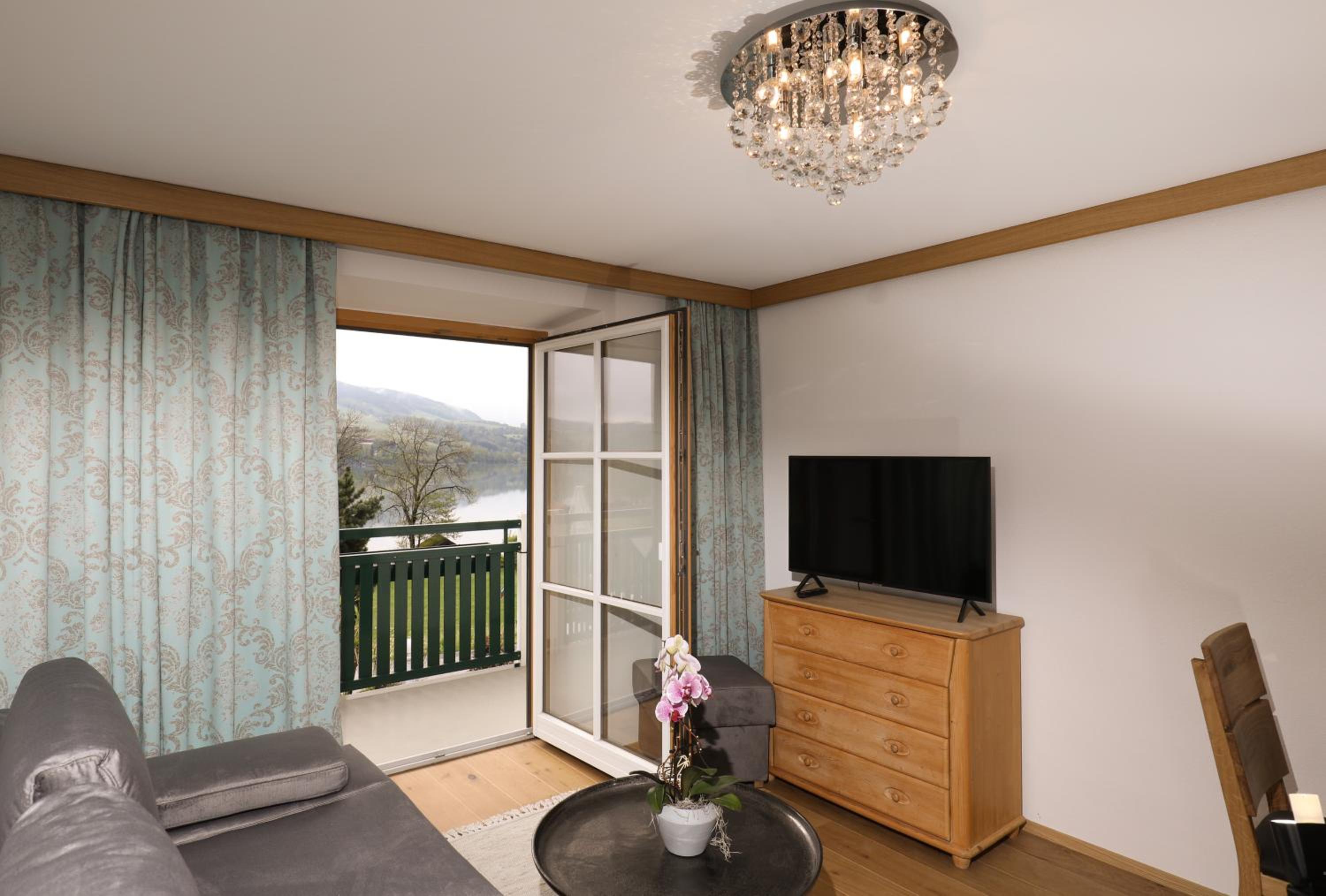 One-Bedroom Apartment with Balcony and Lake View - Disability Access photo 2
