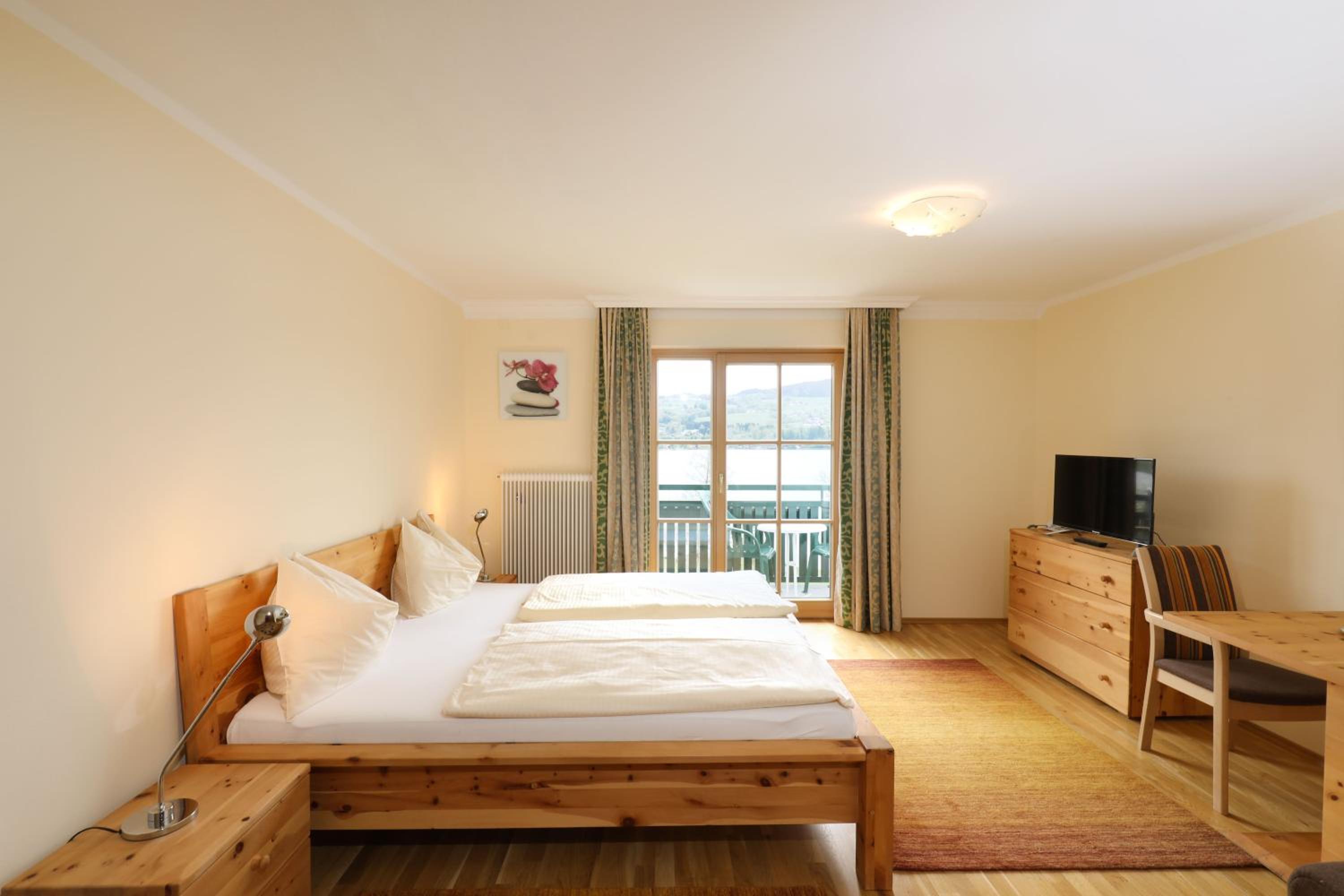 Deluxe Double Room with Balcony and Lake View photo 2