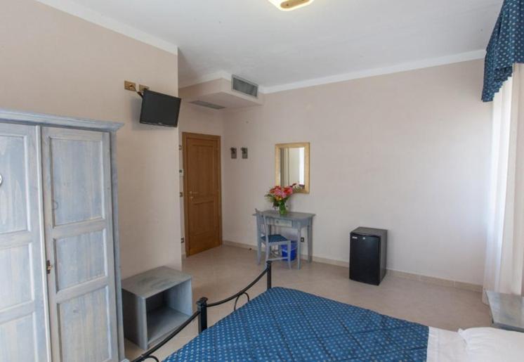 Standard Room- Disability Access photo 1