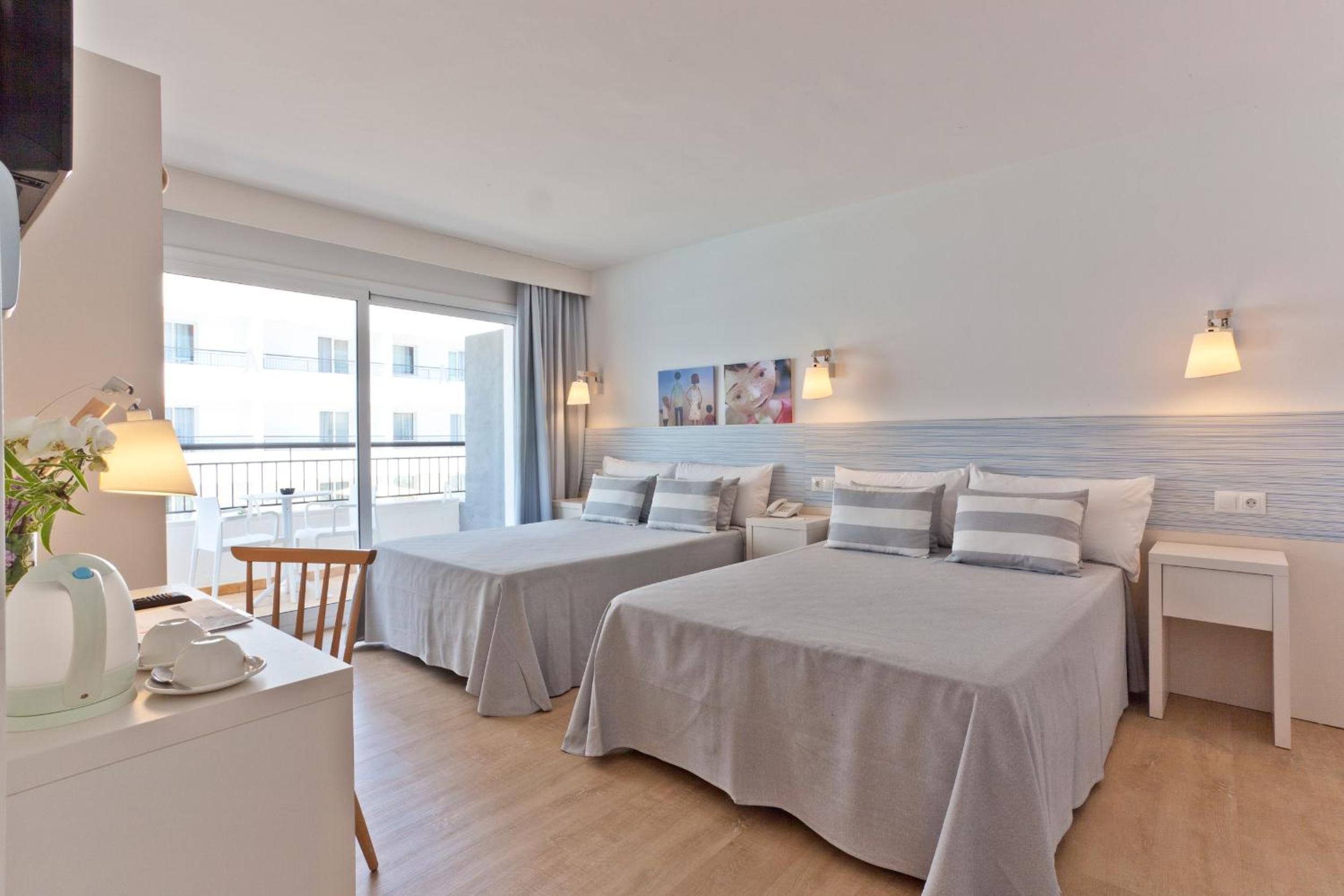 Habitación Cuádruple de Lujo (3 adultos + 1 niño)