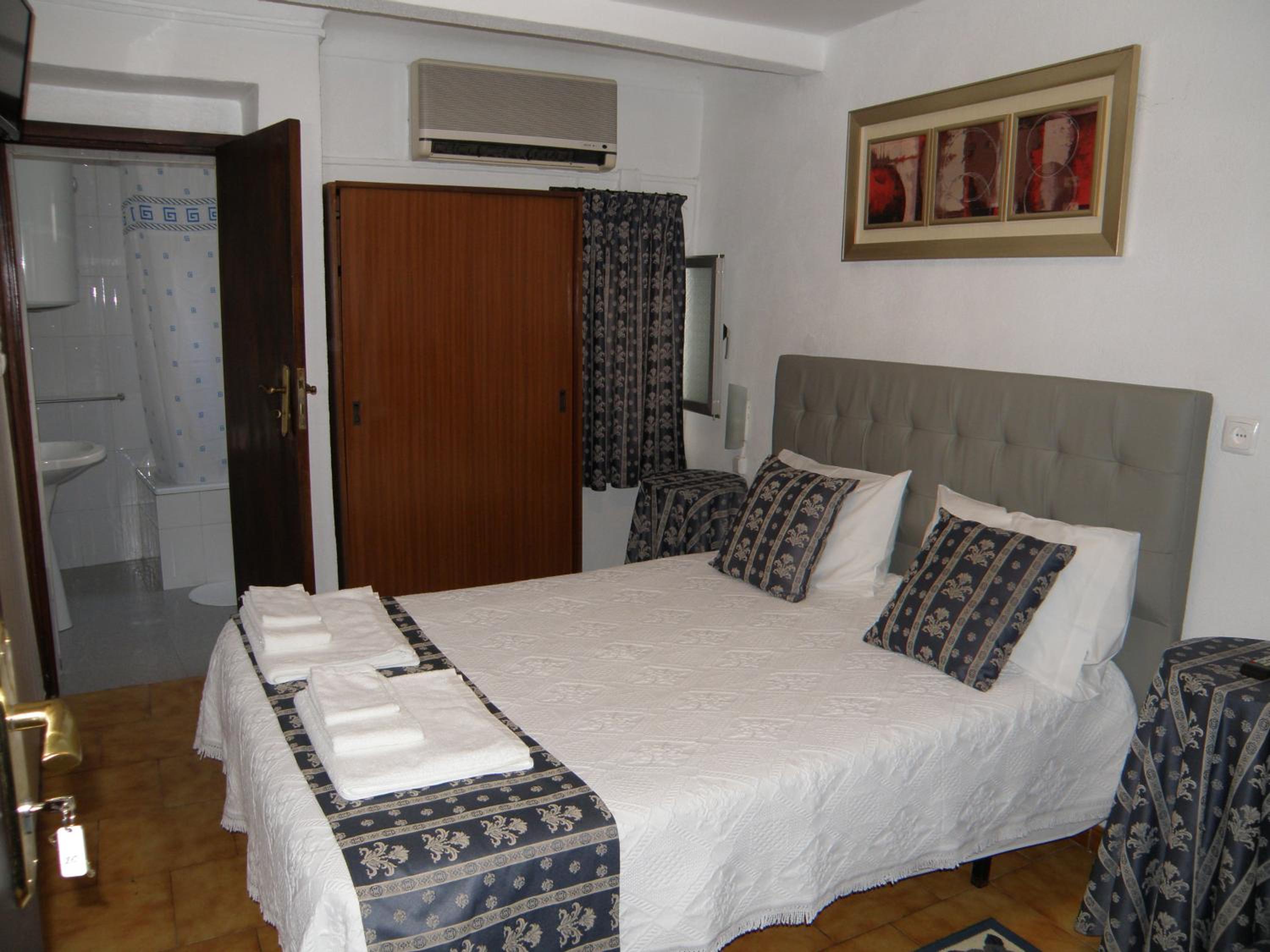 Double Room with Private Bathroom - Photo 2