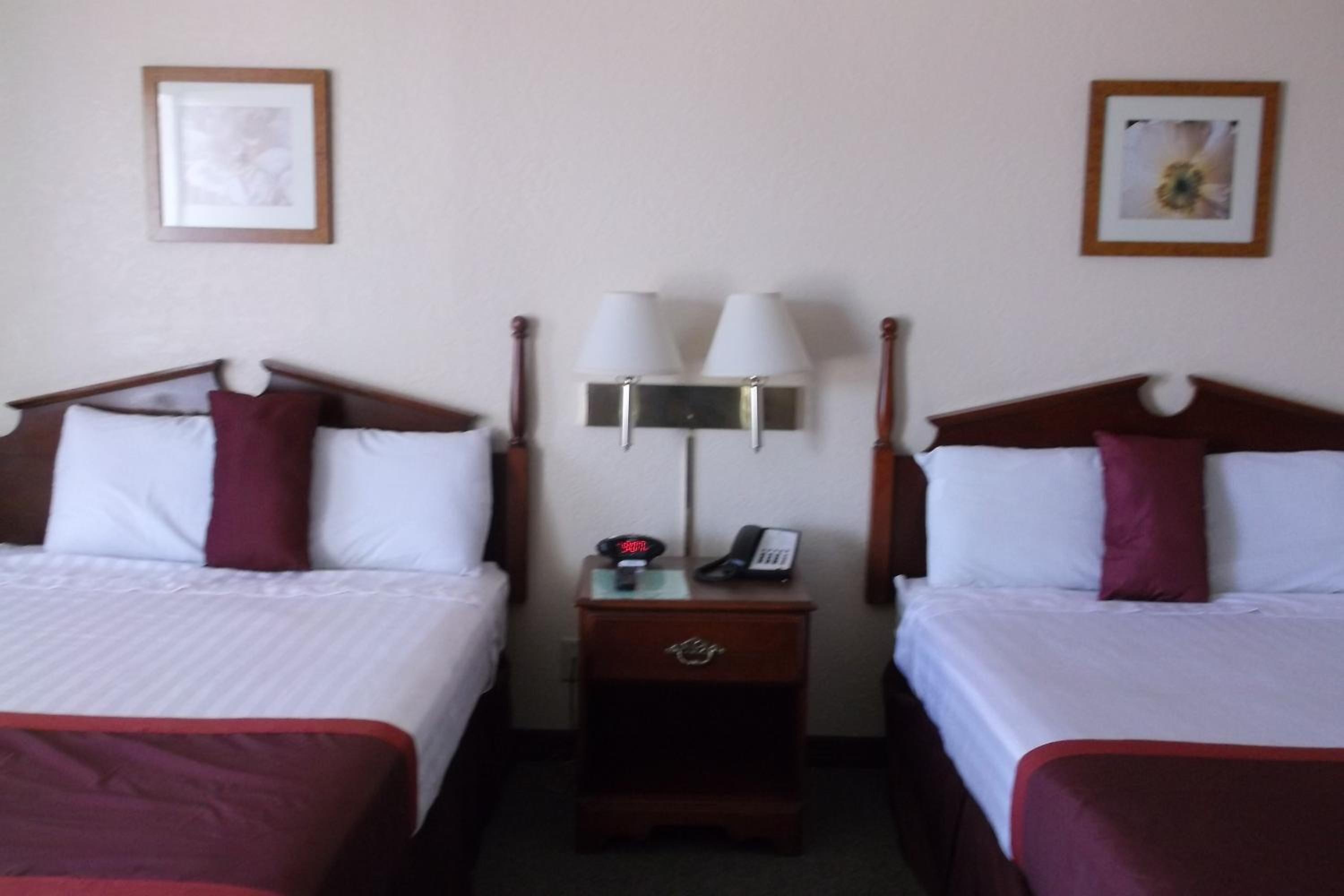 Room with One Queen and One Double Bed - Mobility Access/Non-Smoking - Photo 1