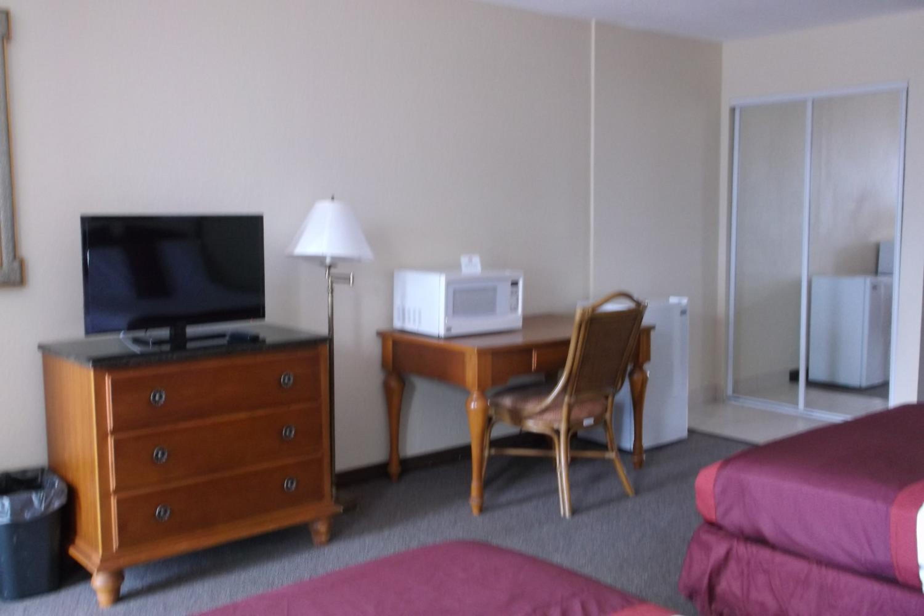 Room with One Queen and One Double Bed - Mobility Access/Non-Smoking - Photo 3