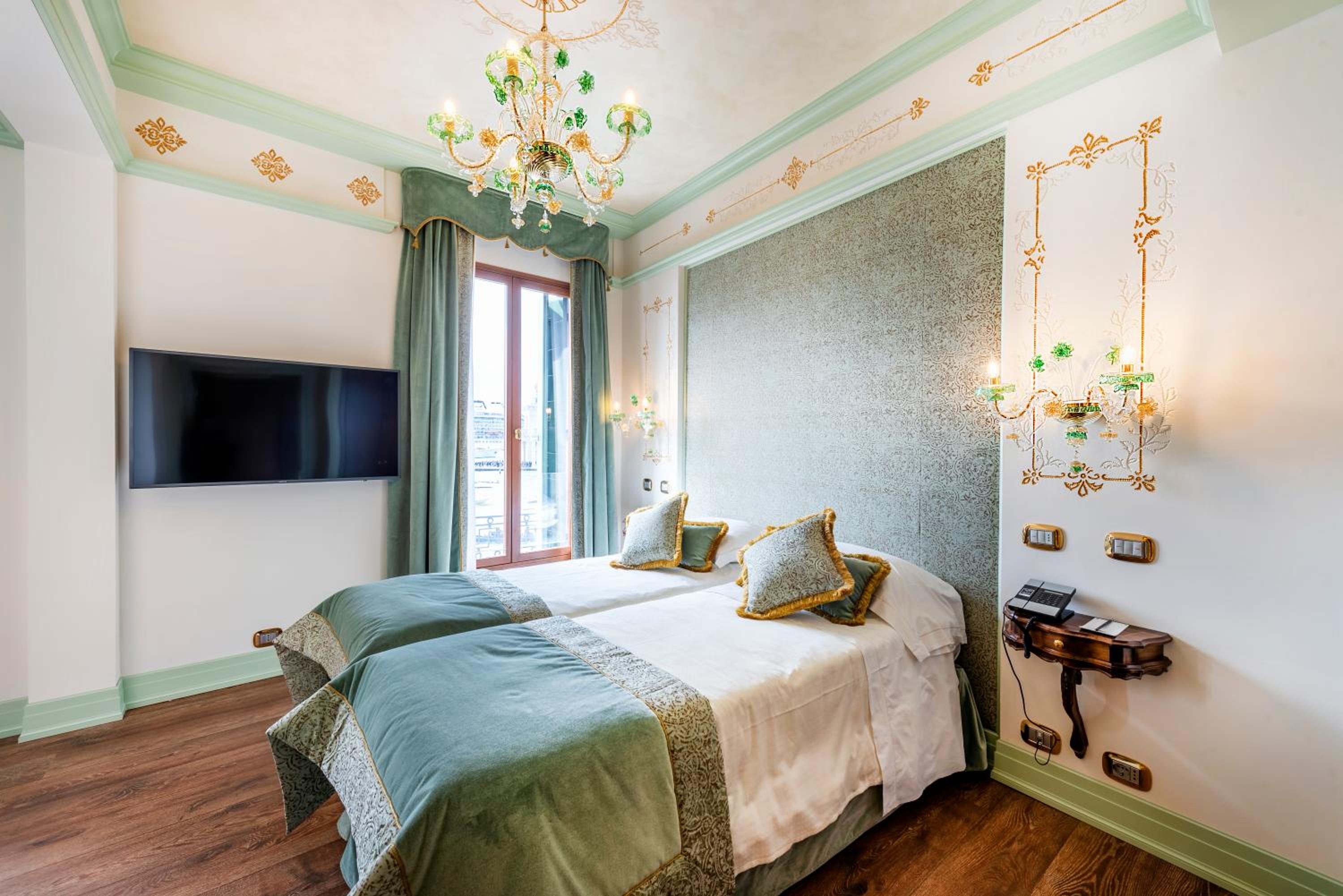 Deluxe Double or Twin Room with Grand Canal View photo 2