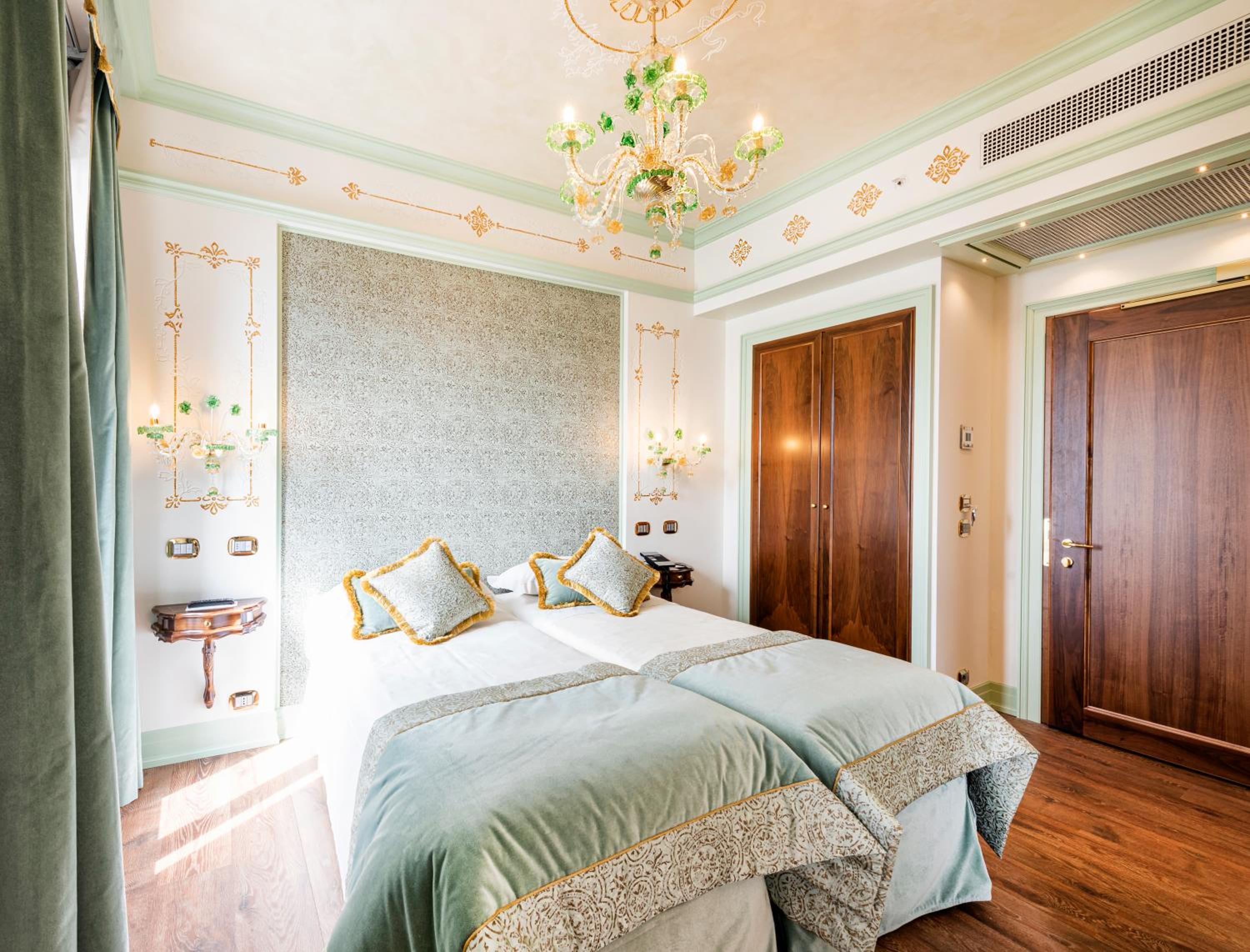Deluxe Double or Twin Room with Grand Canal View photo 3