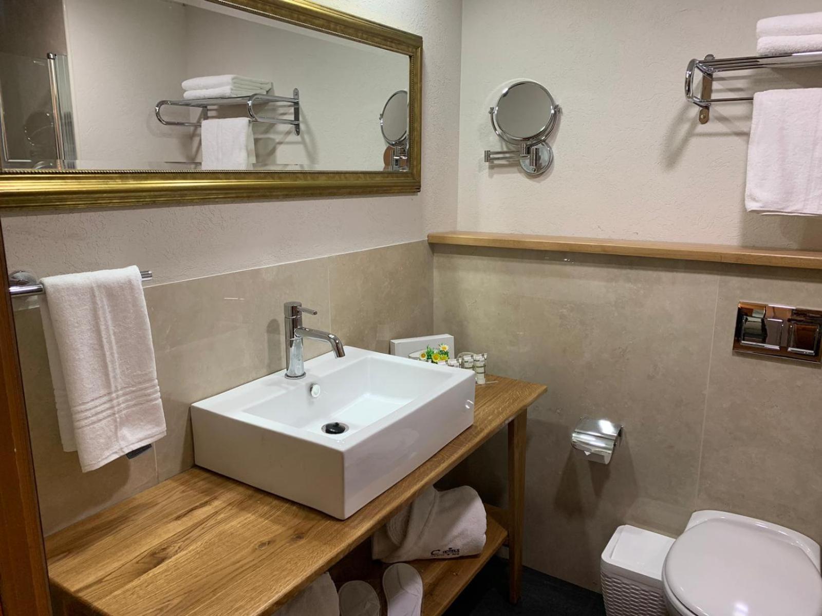 Double Room with Spa Bath photo 3