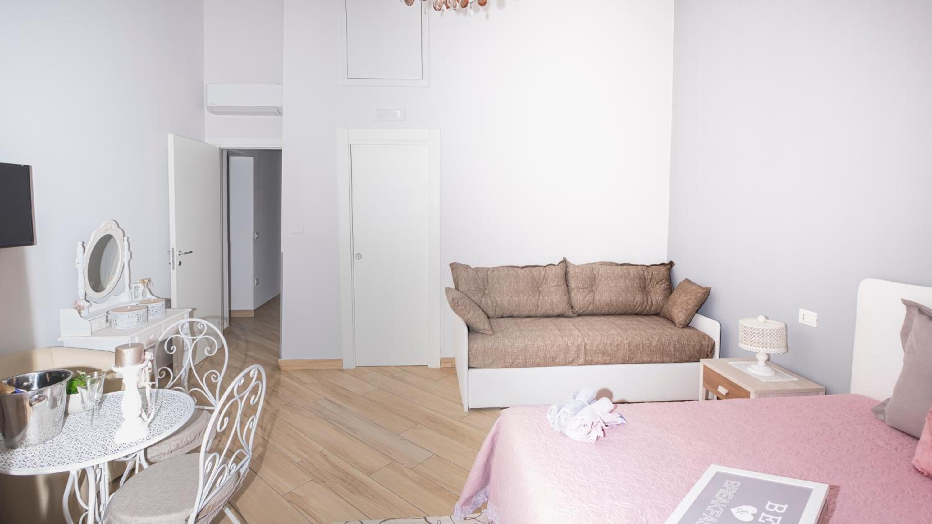 Quadruple Room with Balcony - Photo 13