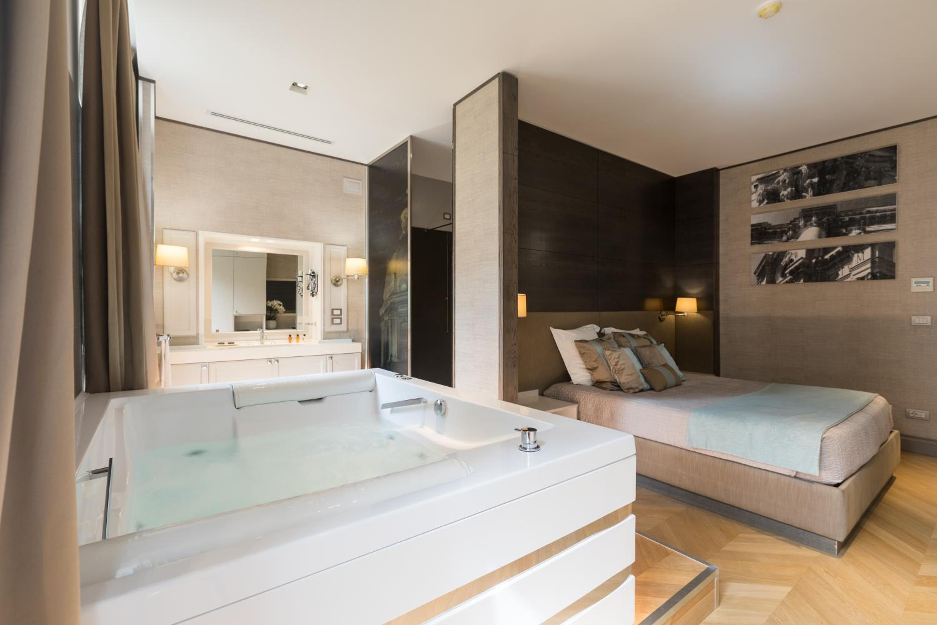 Deluxe Suite with Spa Bath photo 1