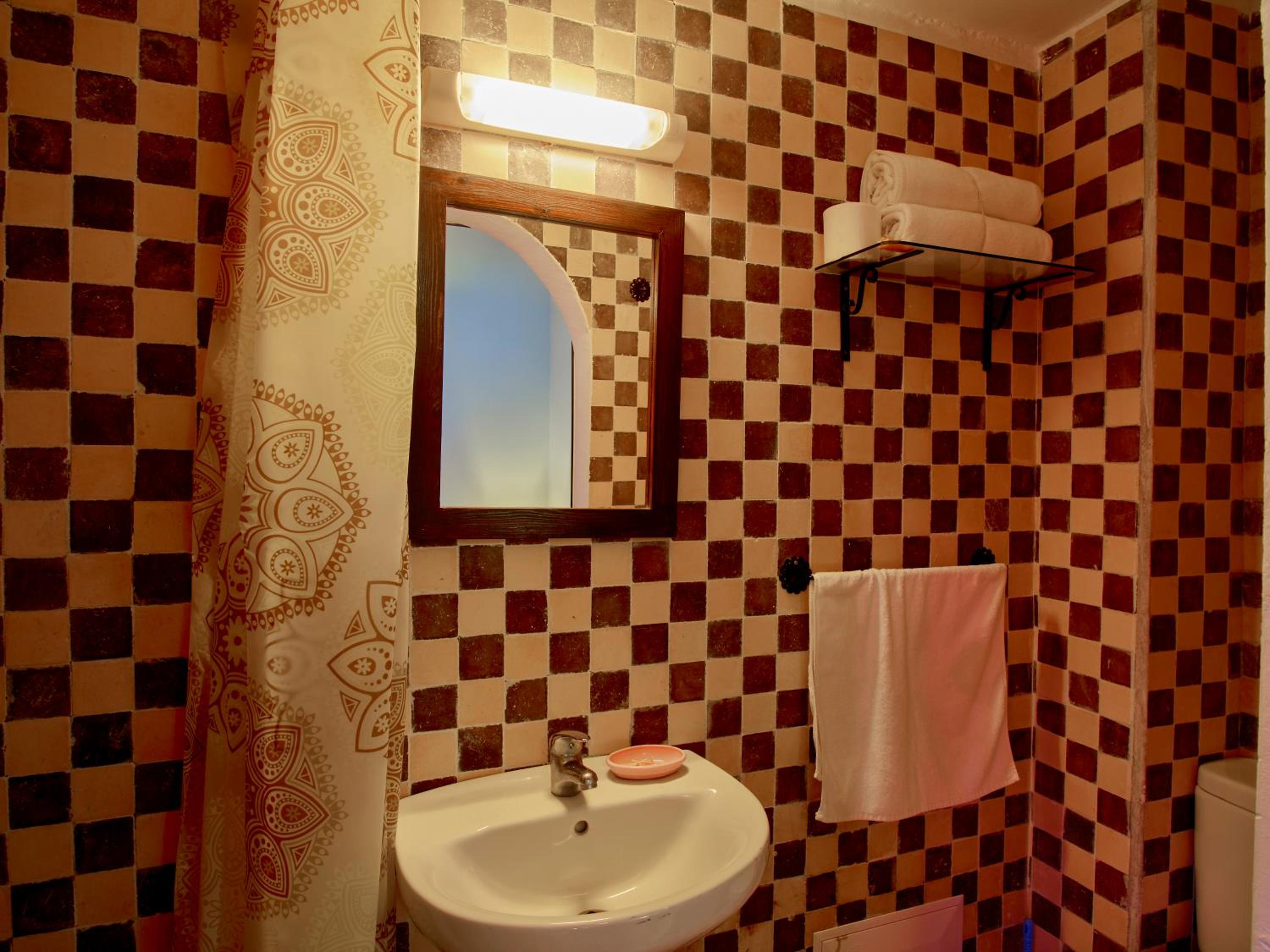 Standard Double Room - Photo 10