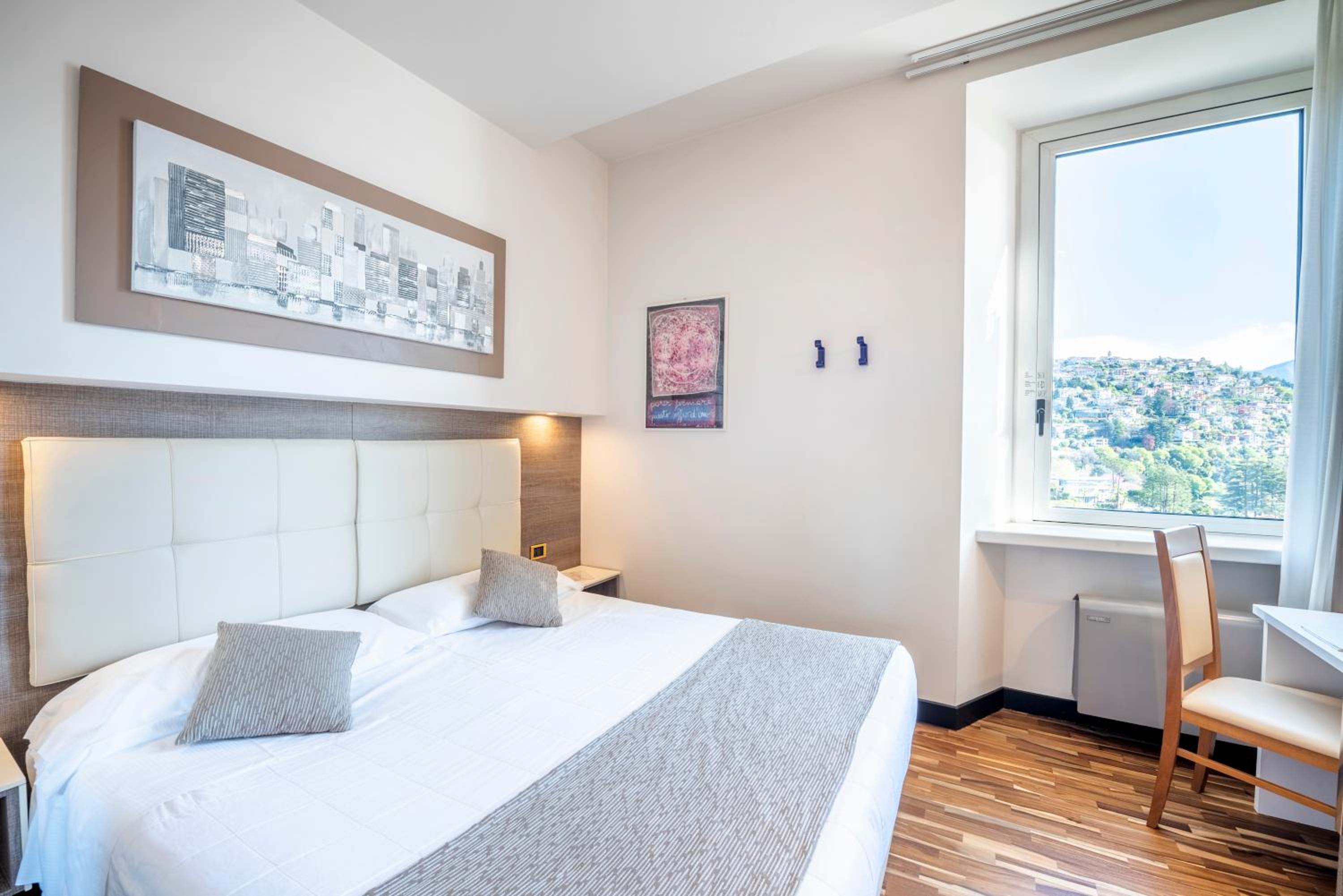 Double Room with Partial Lake View - Photo 4