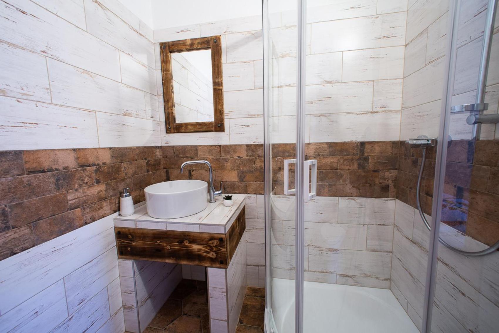 Twin Room with Private Bathroom photo 2