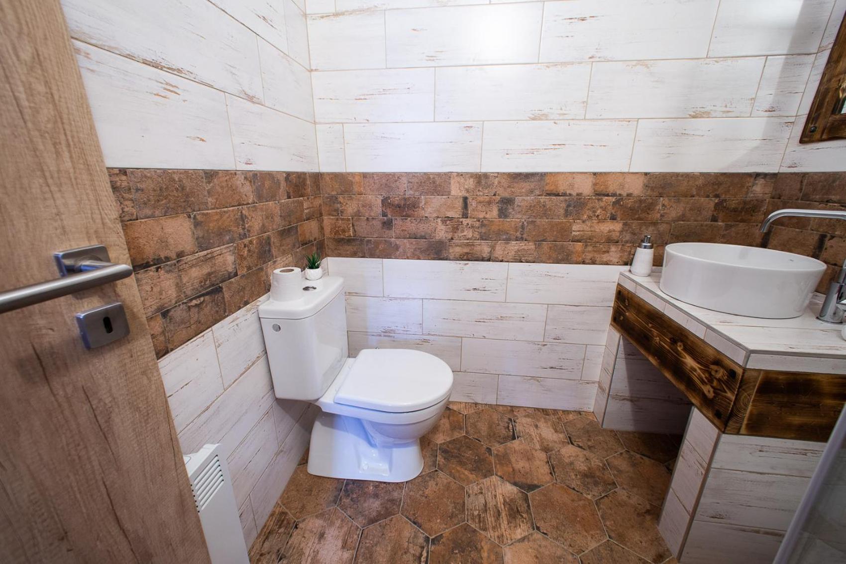 Twin Room with Private Bathroom photo 3