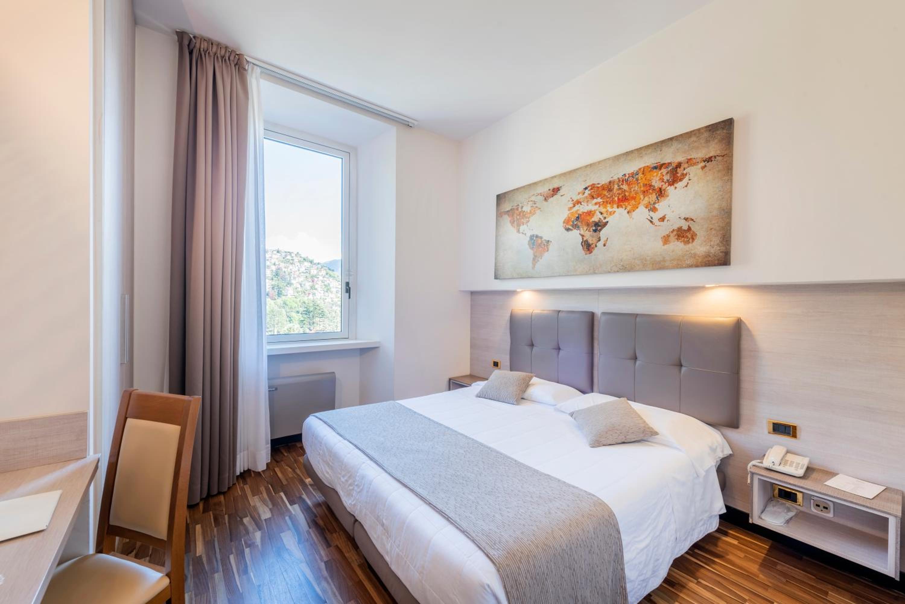Double Room with Partial Lake View - Photo 2