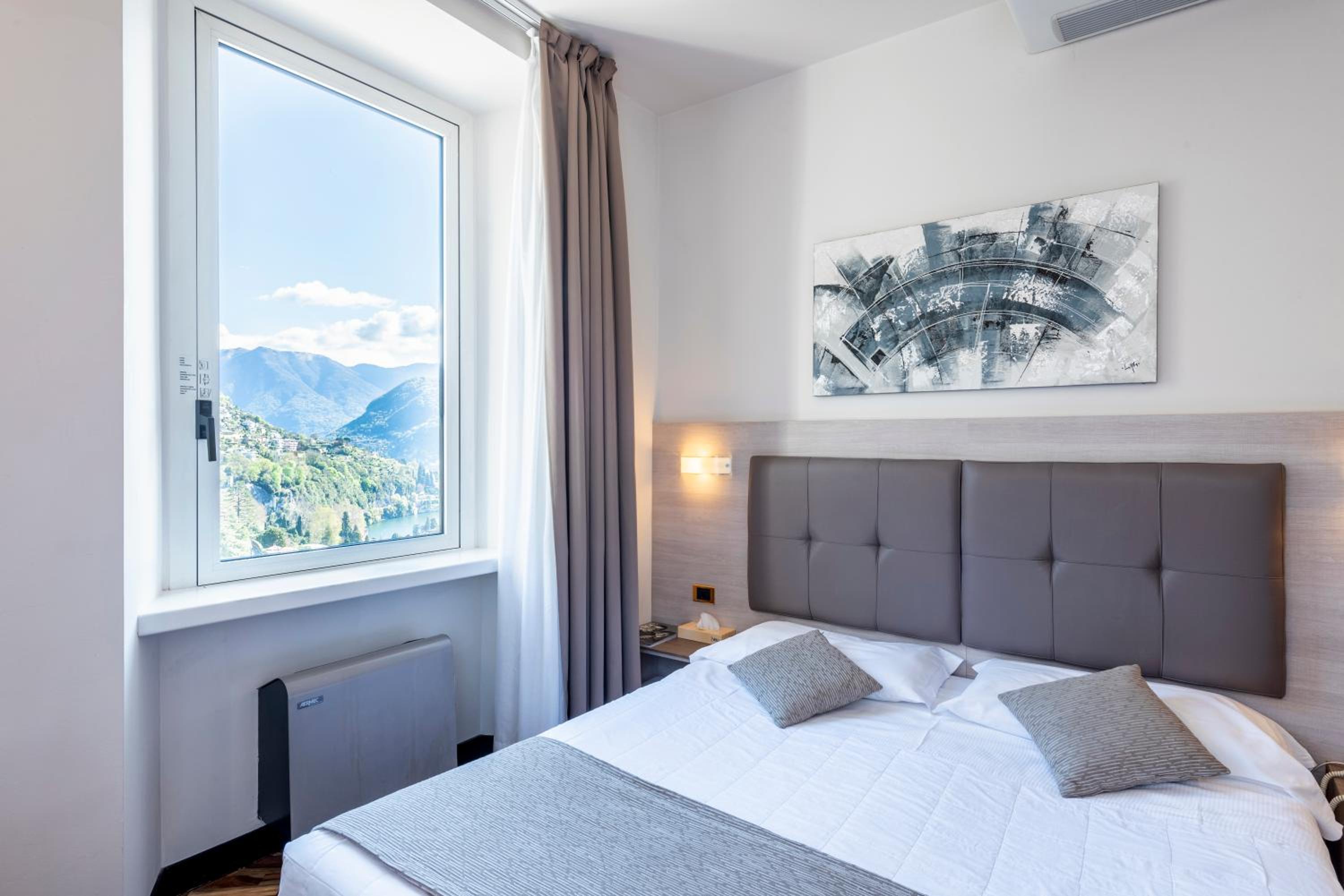 Double Room with Partial Lake View - Photo 1